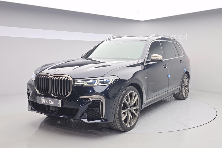 BMW X7 - фото 1