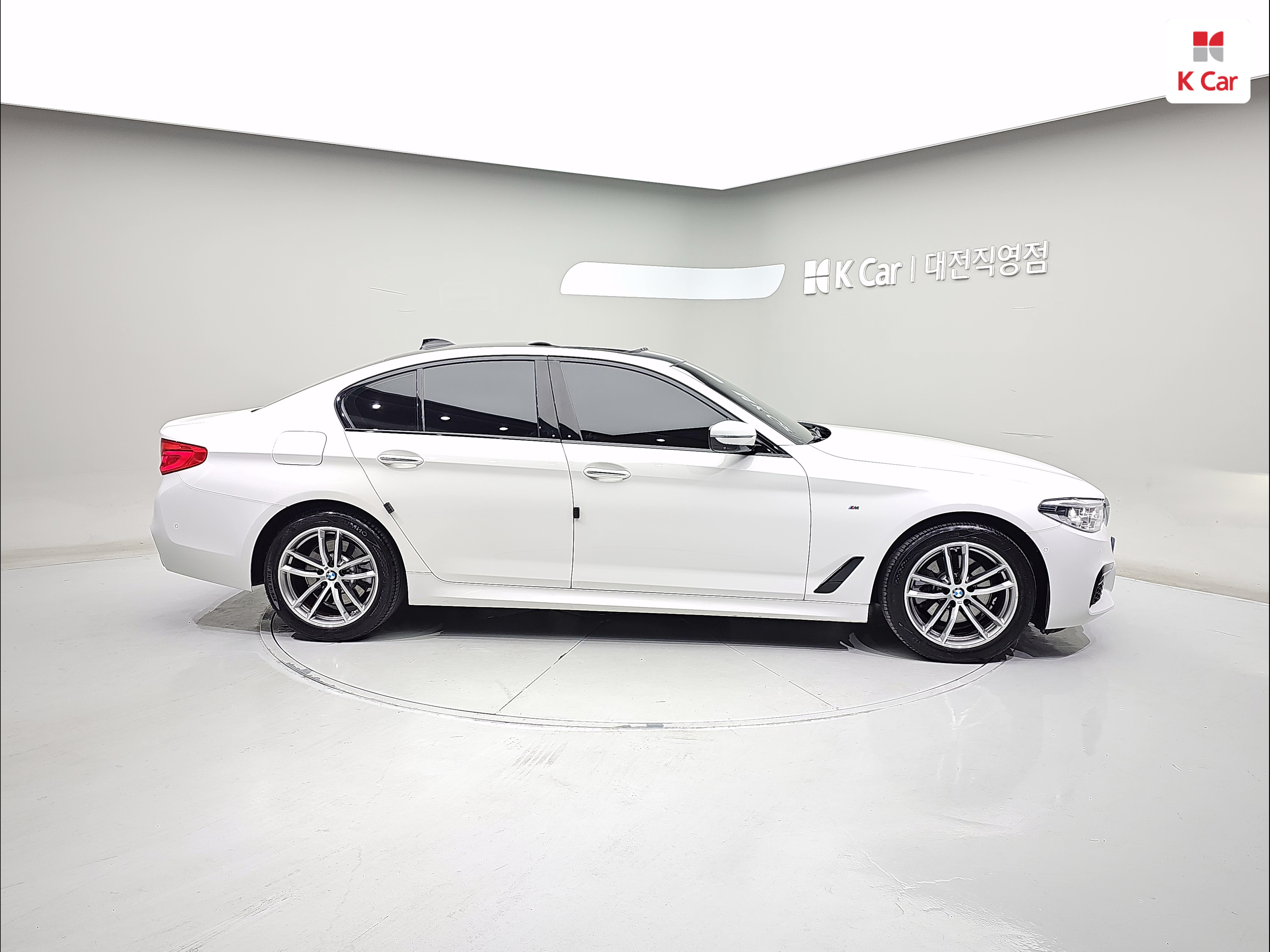 BMW 5 Series (7th Generation) 520d XDrive