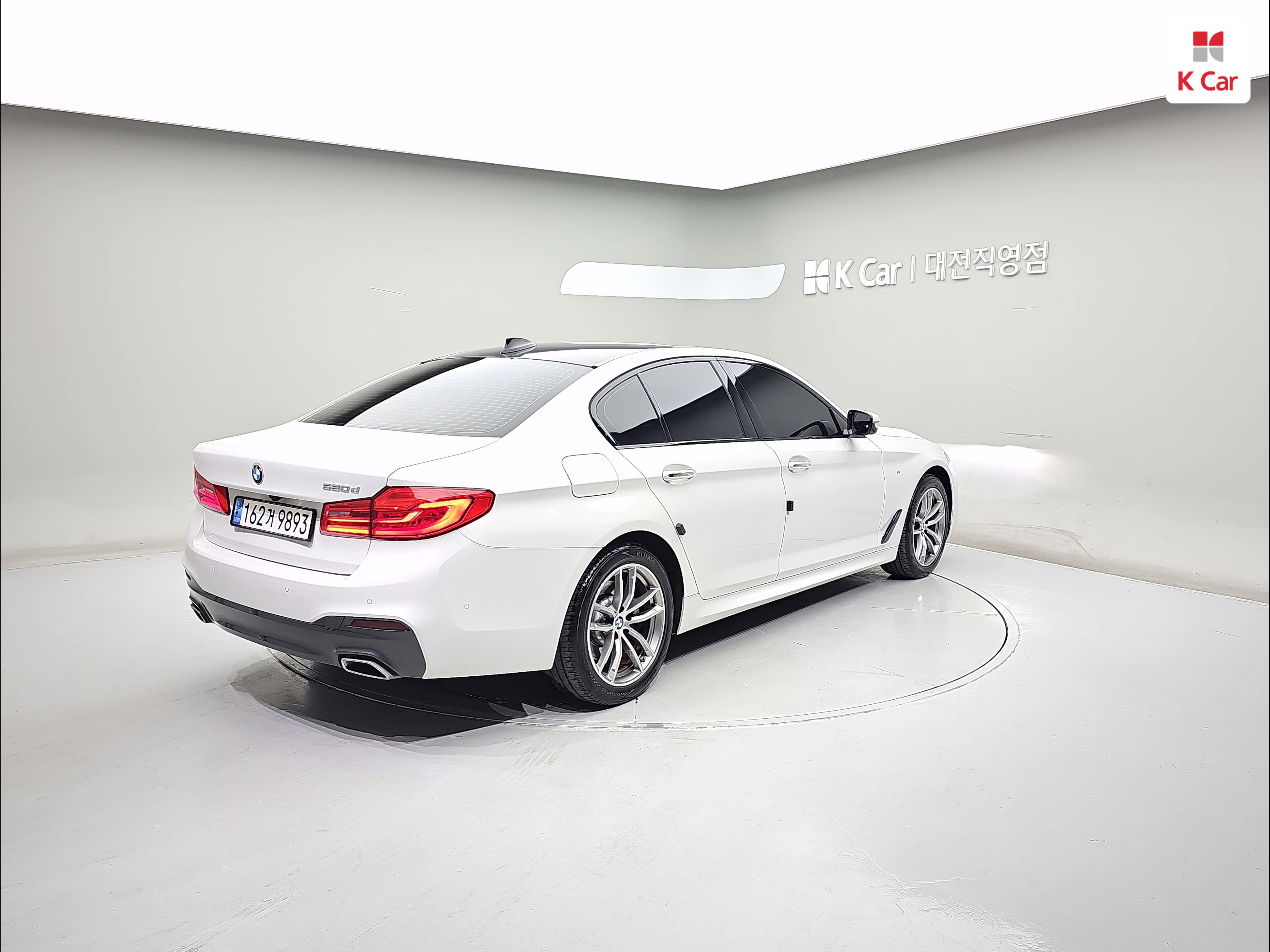BMW 5 Series (7th Generation) 520d XDrive