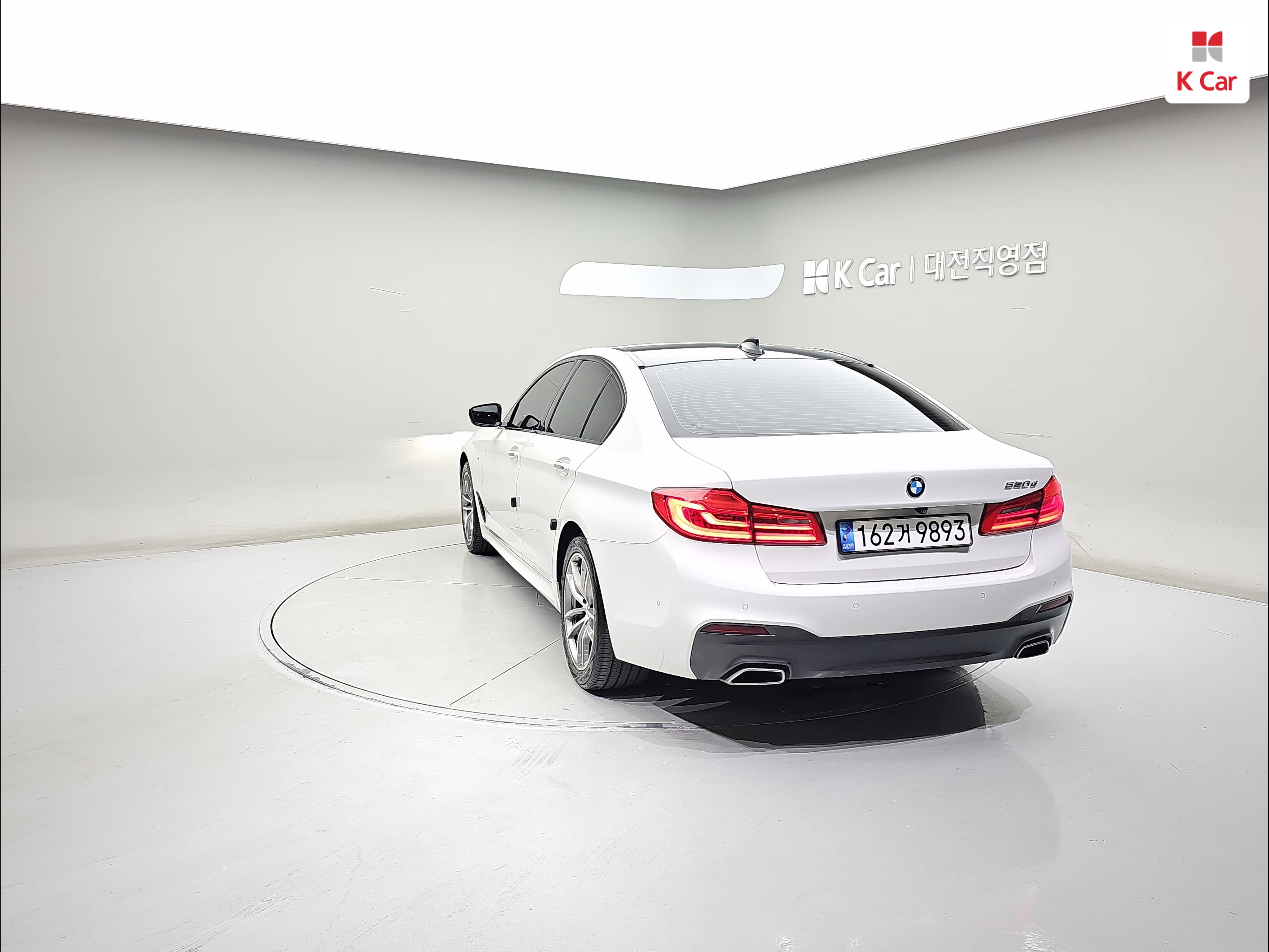 BMW 5 Series (7th Generation) 520d XDrive