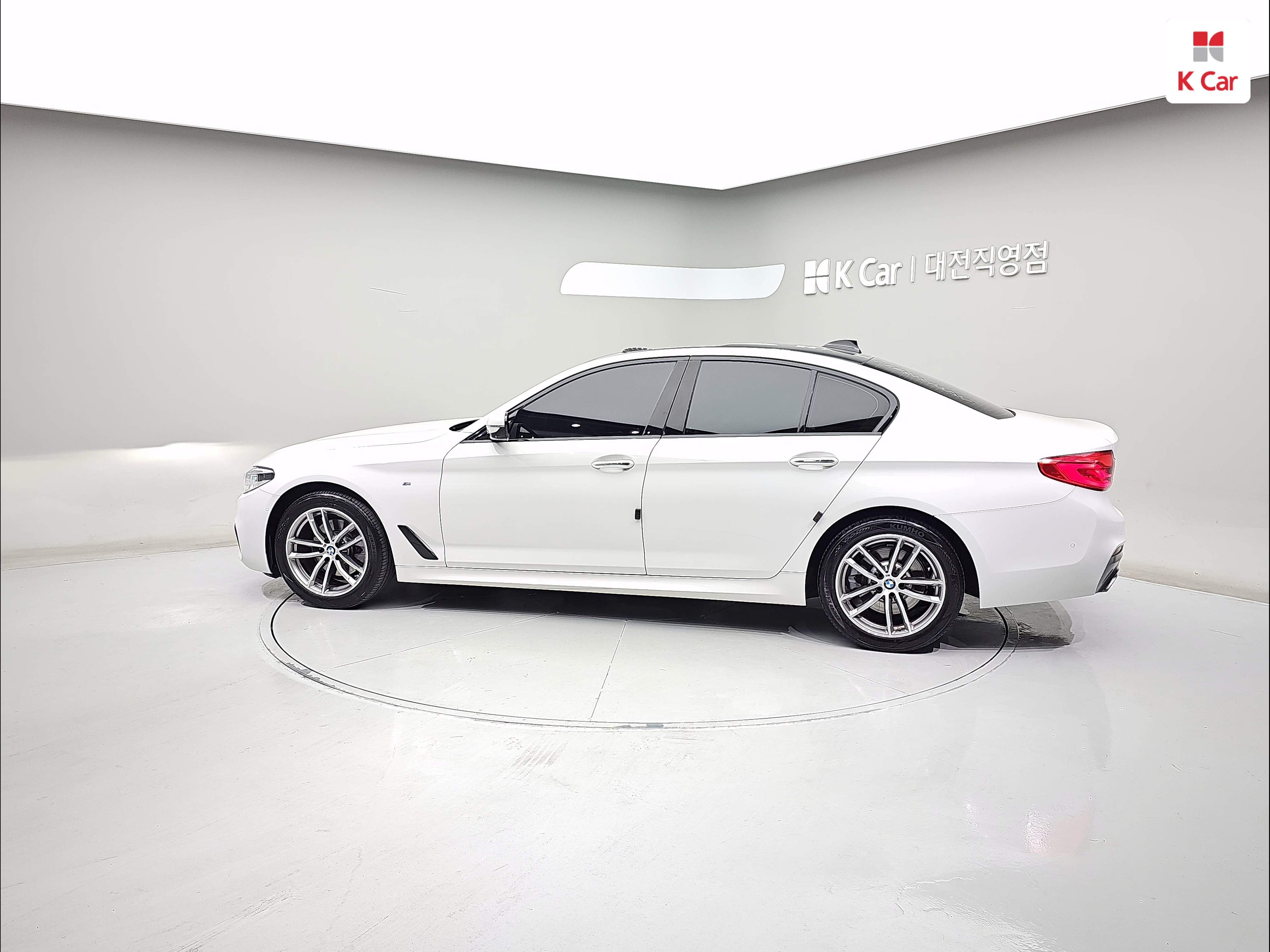 BMW 5 Series (7th Generation) 520d XDrive