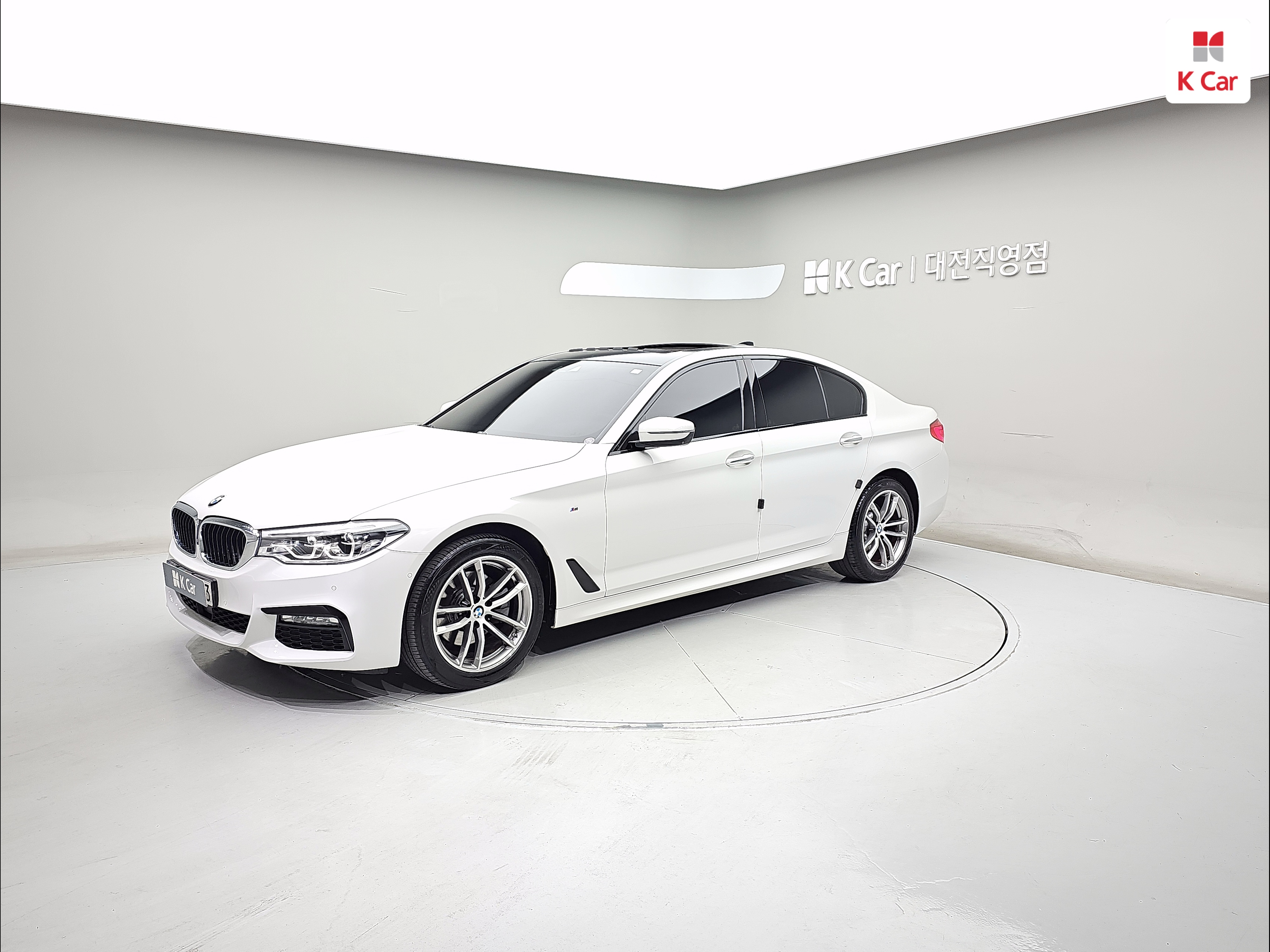 BMW 5 Series (7th Generation) 520d XDrive