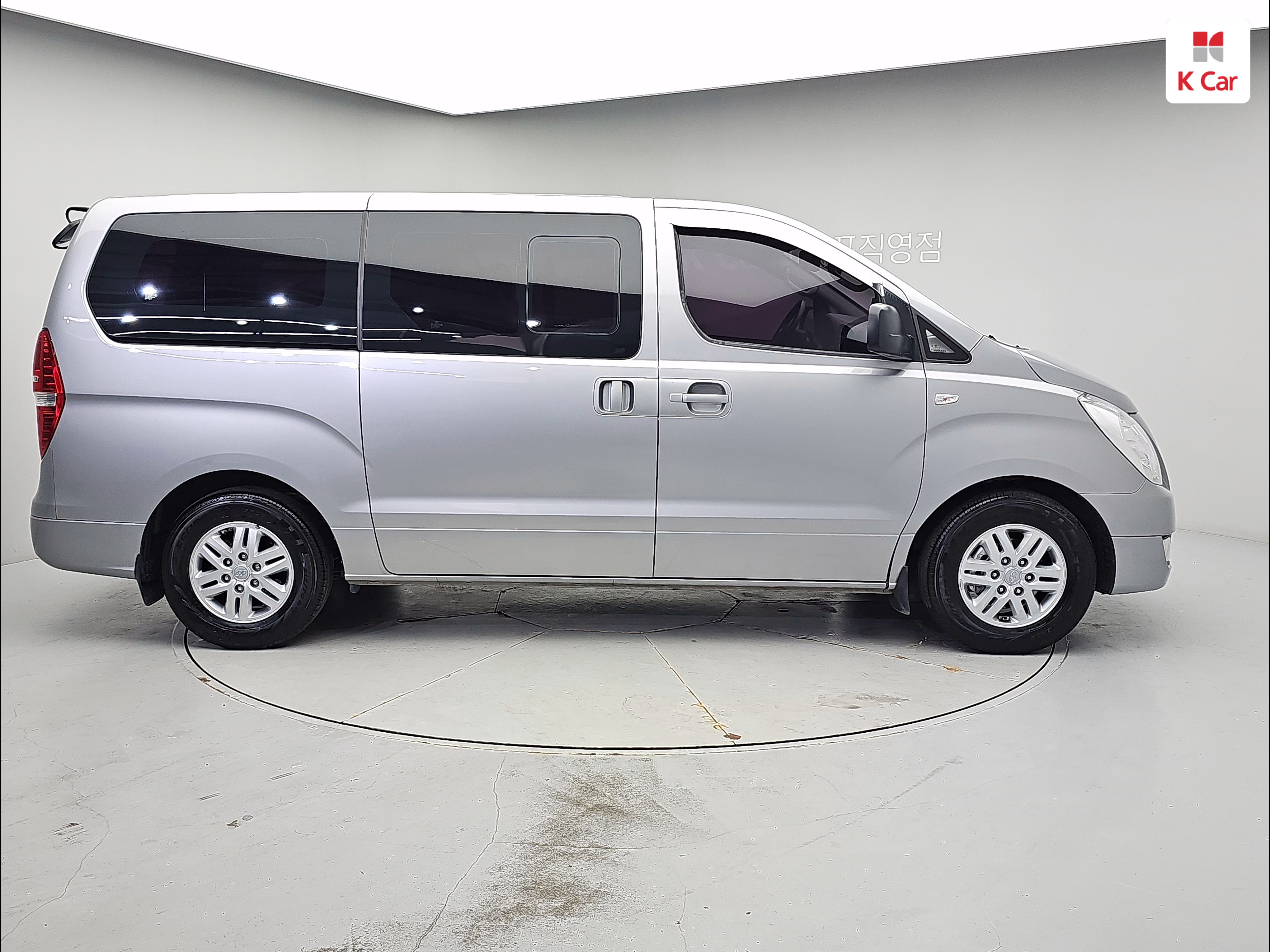HYUNDAI Grand Starex 5-Seater Diesel Van