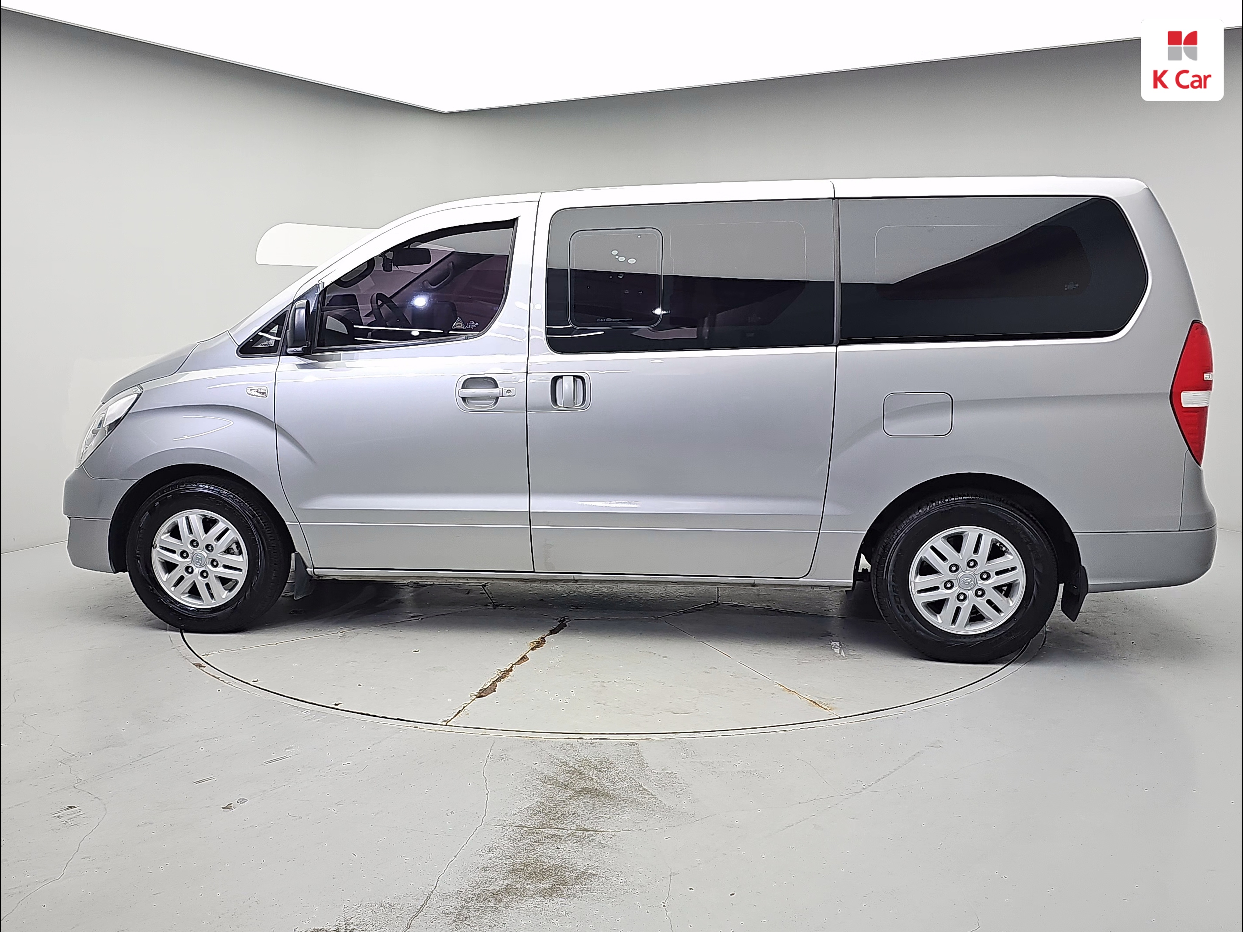 HYUNDAI Grand Starex 5-Seater Diesel Van