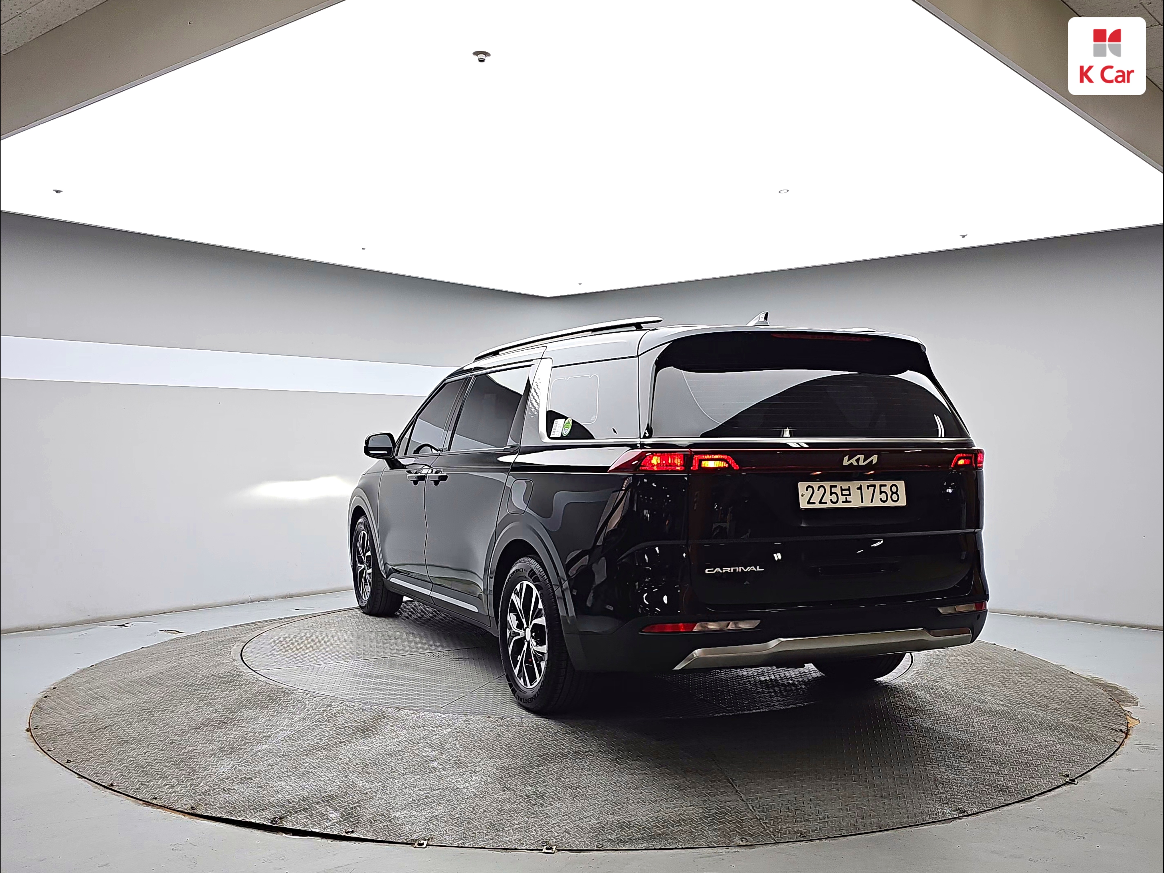 KIA New Carnival 9-Seater Diesel