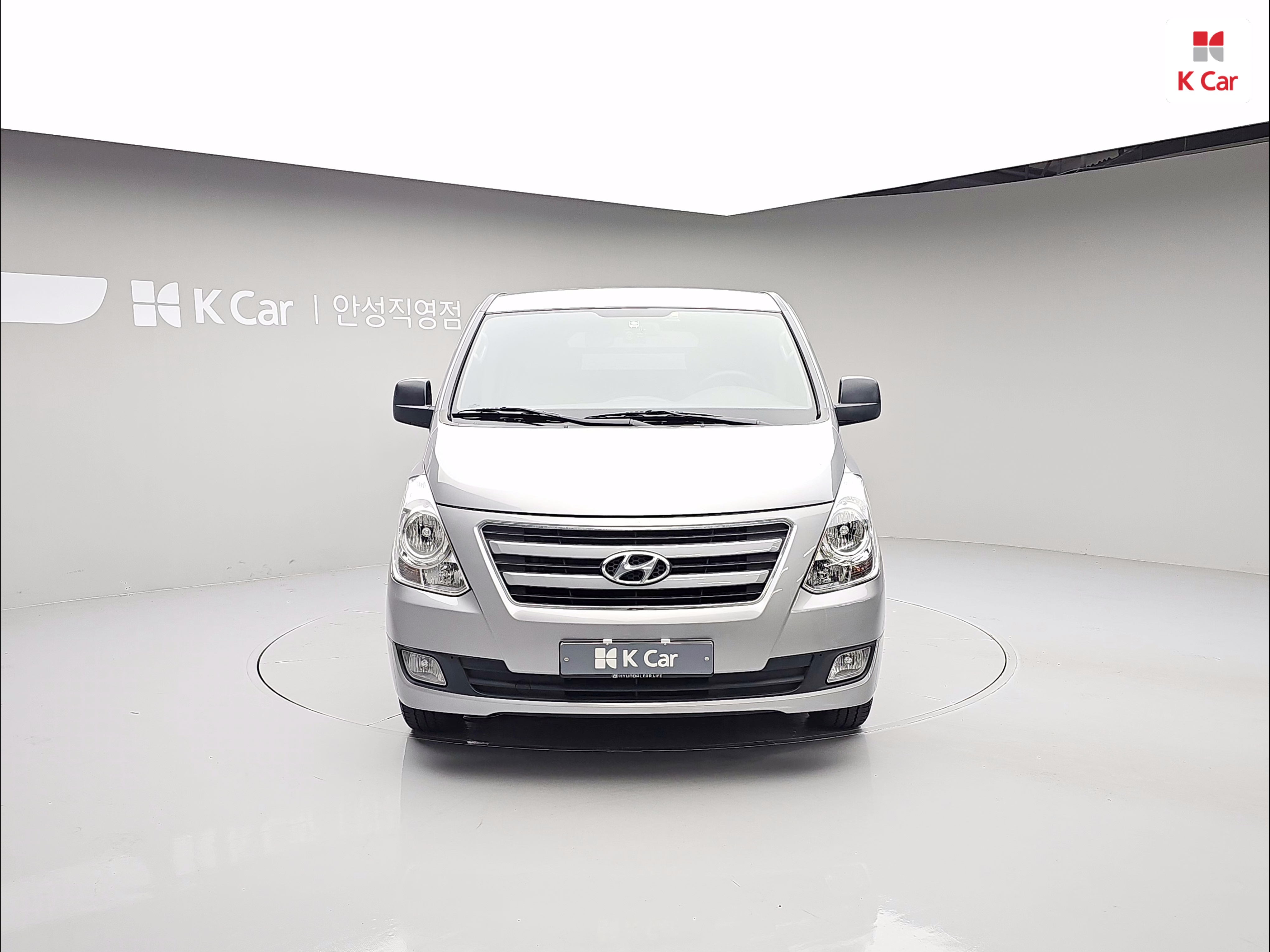 HYUNDAI Grand Starex 5-Seater Diesel Van