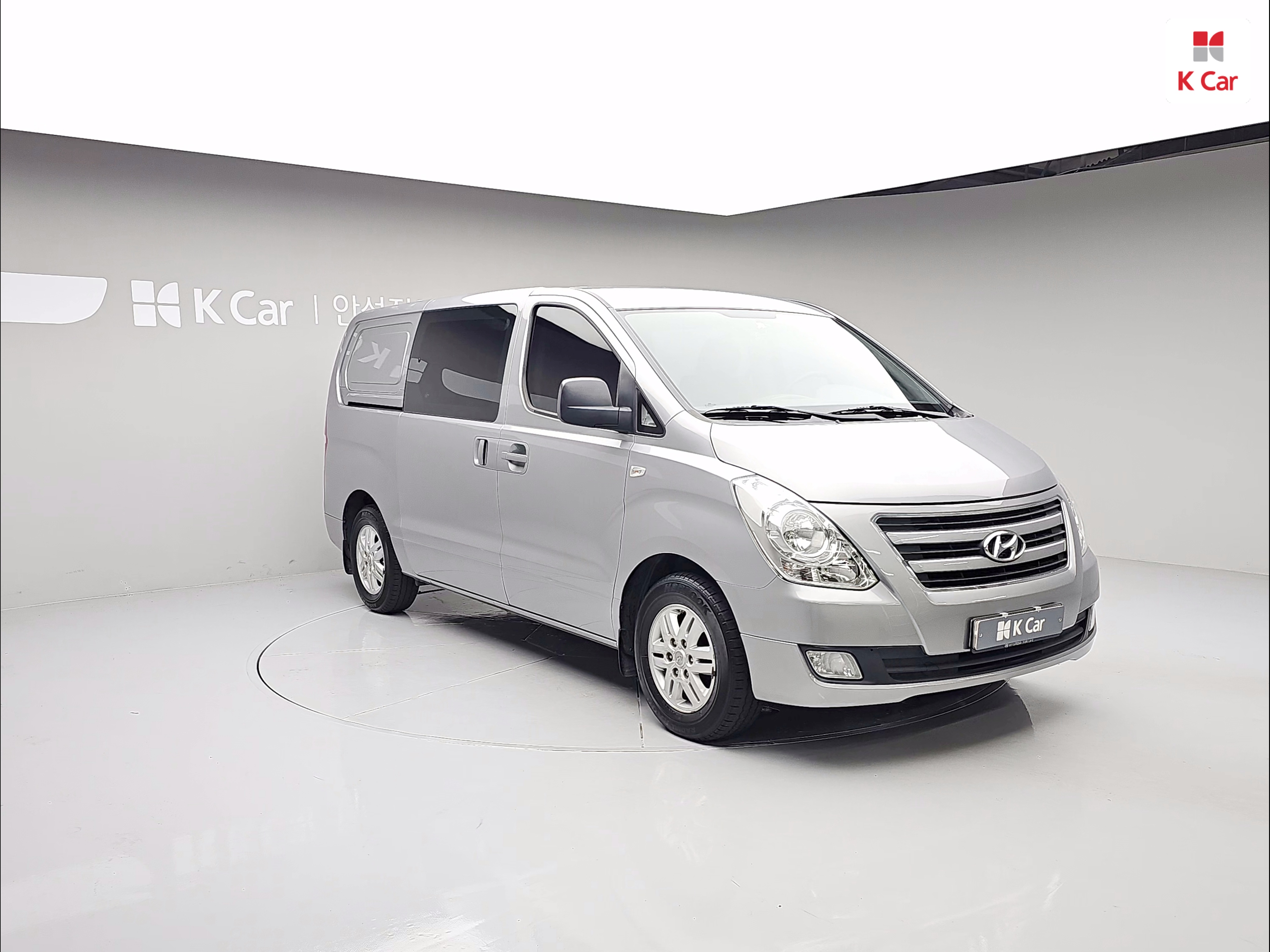 HYUNDAI Grand Starex 5-Seater Diesel Van
