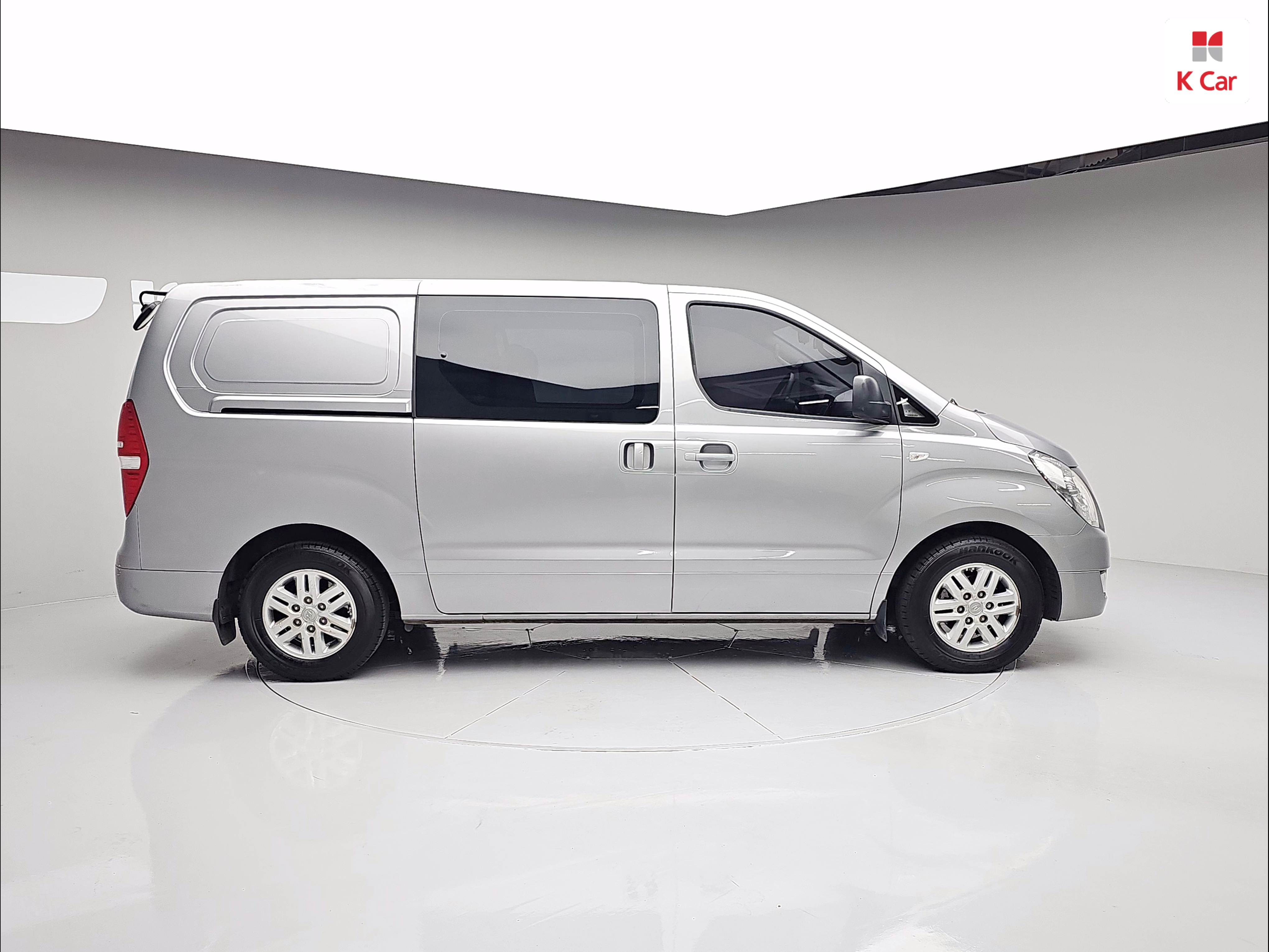 HYUNDAI Grand Starex 5-Seater Diesel Van