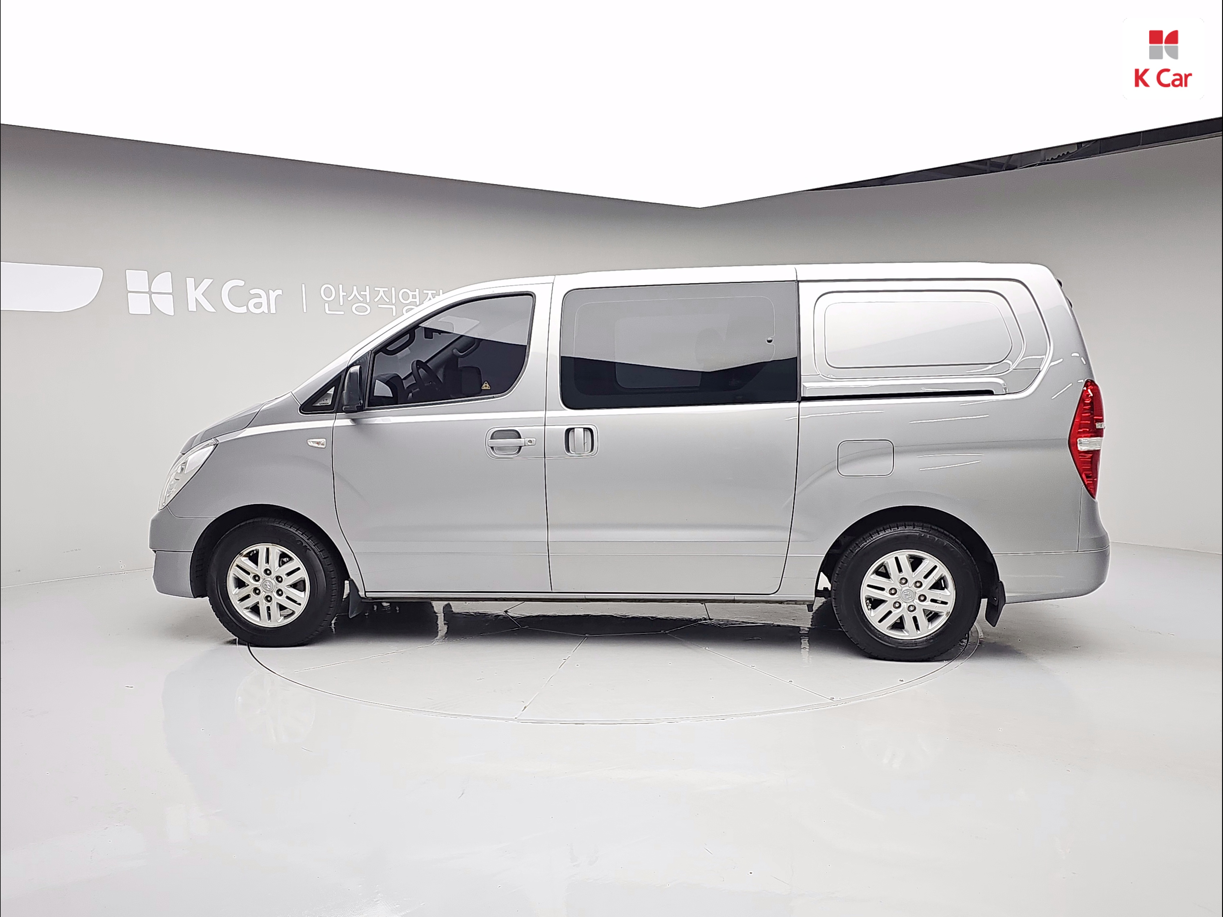 HYUNDAI Grand Starex 5-Seater Diesel Van