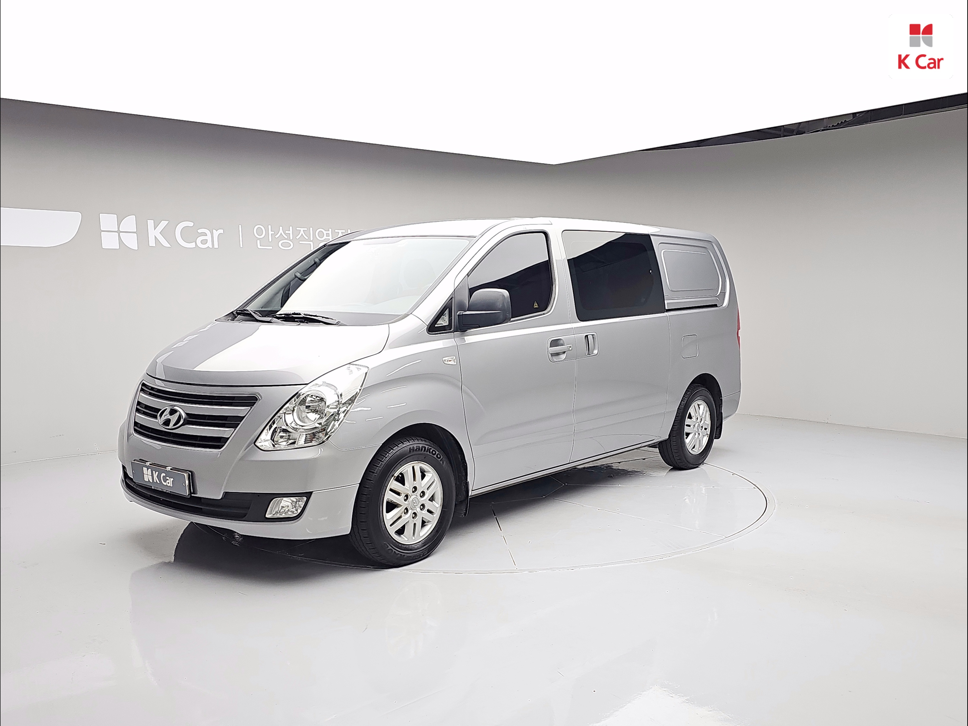 HYUNDAI Grand Starex 5-Seater Diesel Van