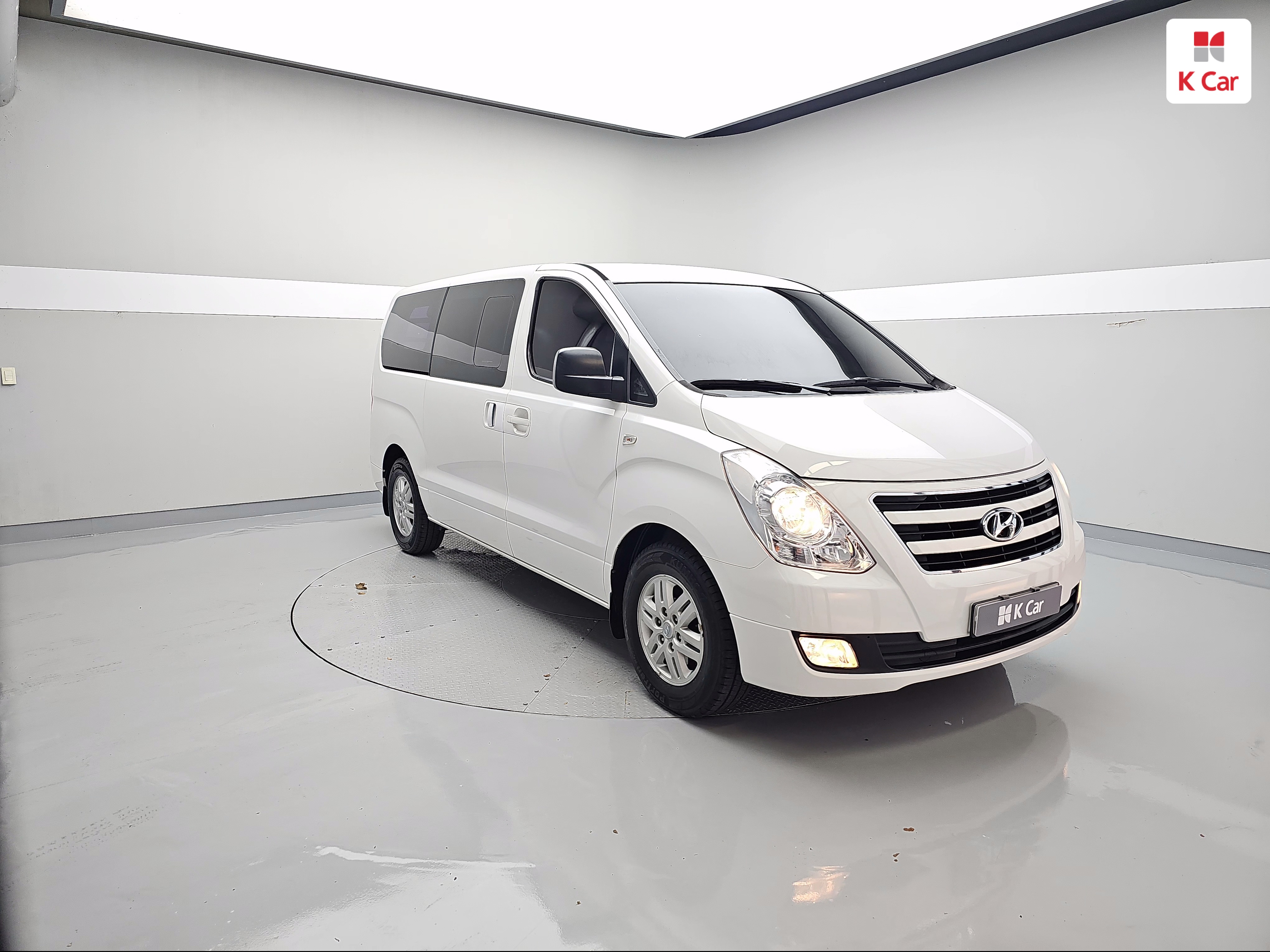 HYUNDAI Grand Starex 5-Seater Diesel Van