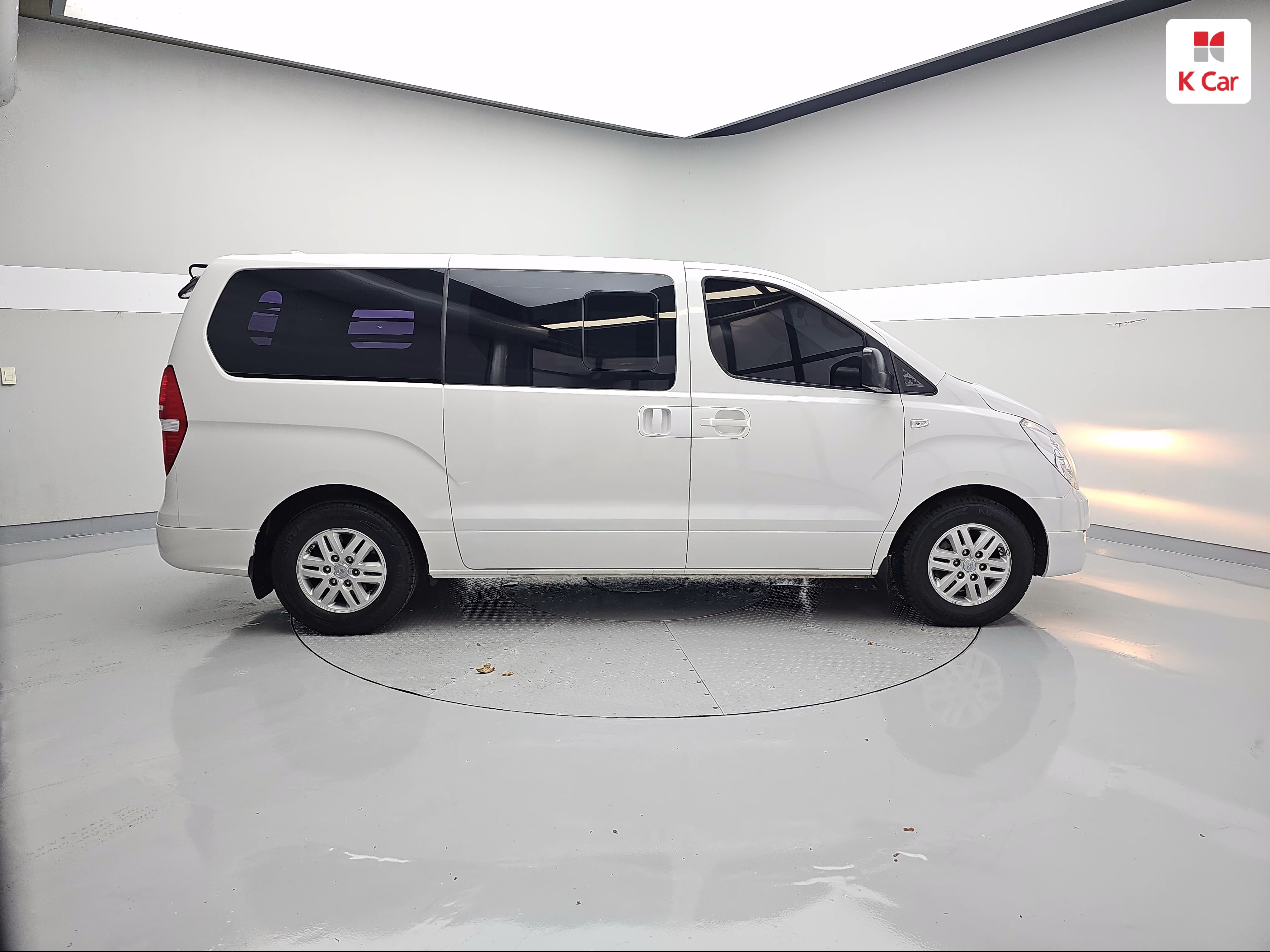 HYUNDAI Grand Starex 5-Seater Diesel Van