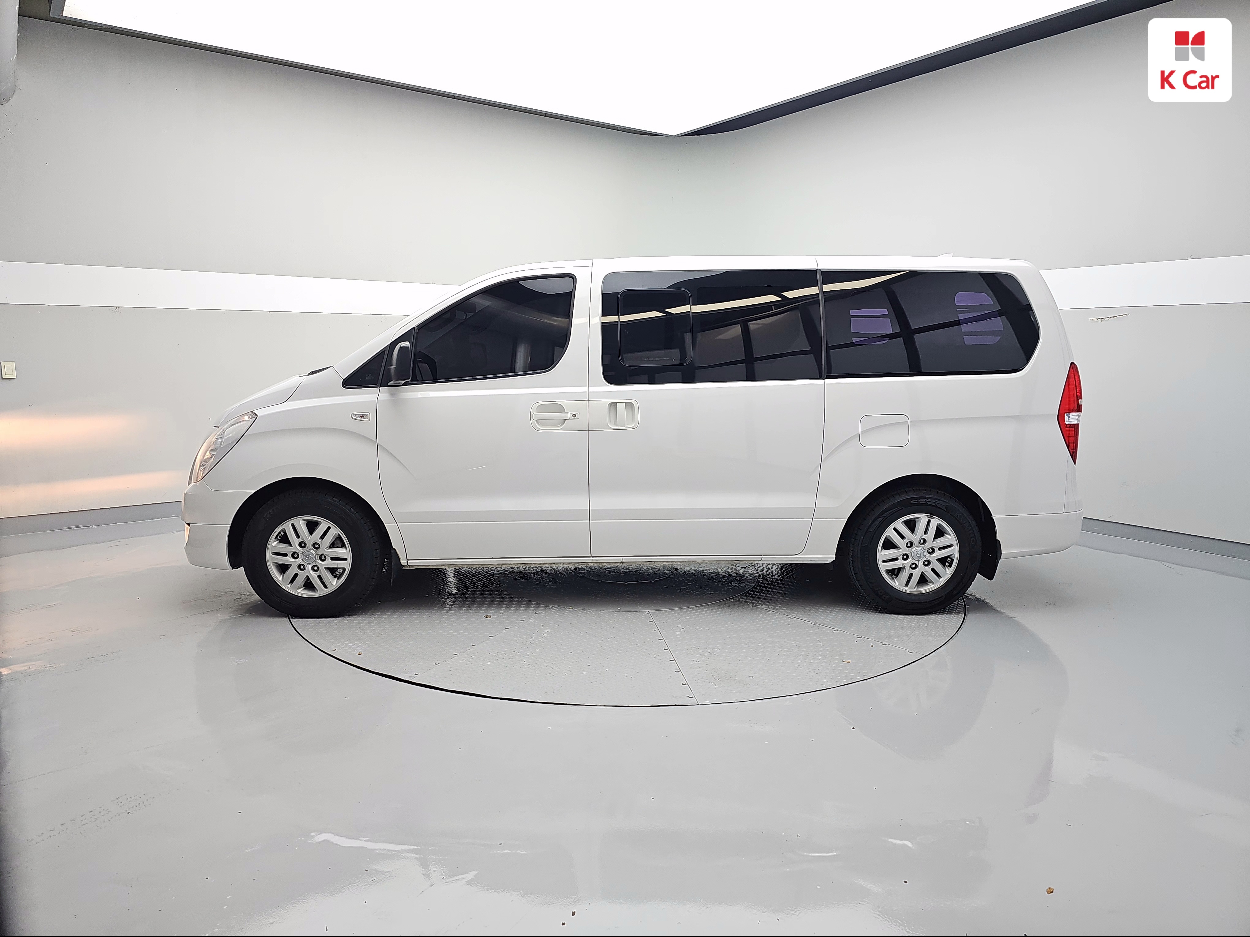 HYUNDAI Grand Starex 5-Seater Diesel Van