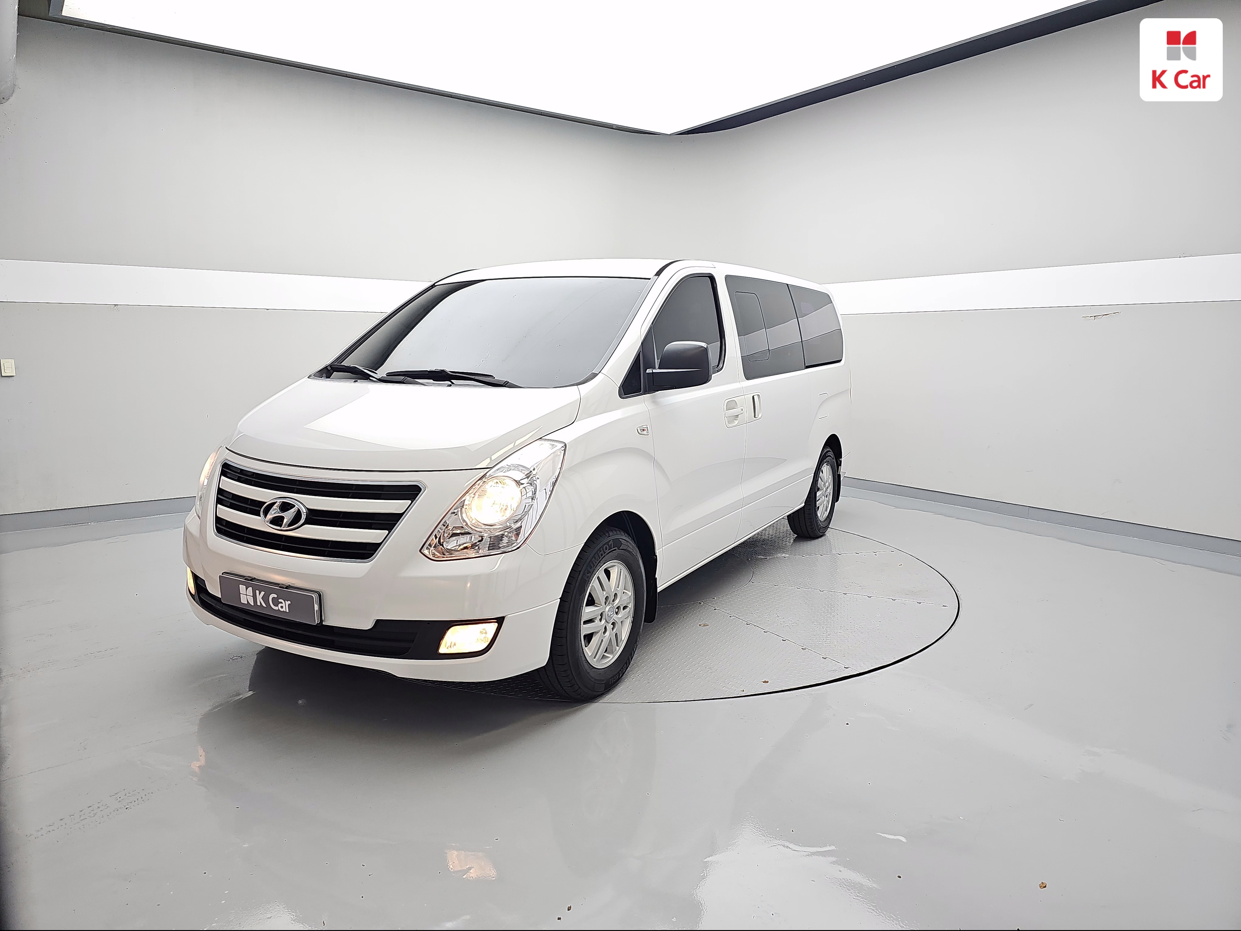 HYUNDAI Grand Starex 5-Seater Diesel Van