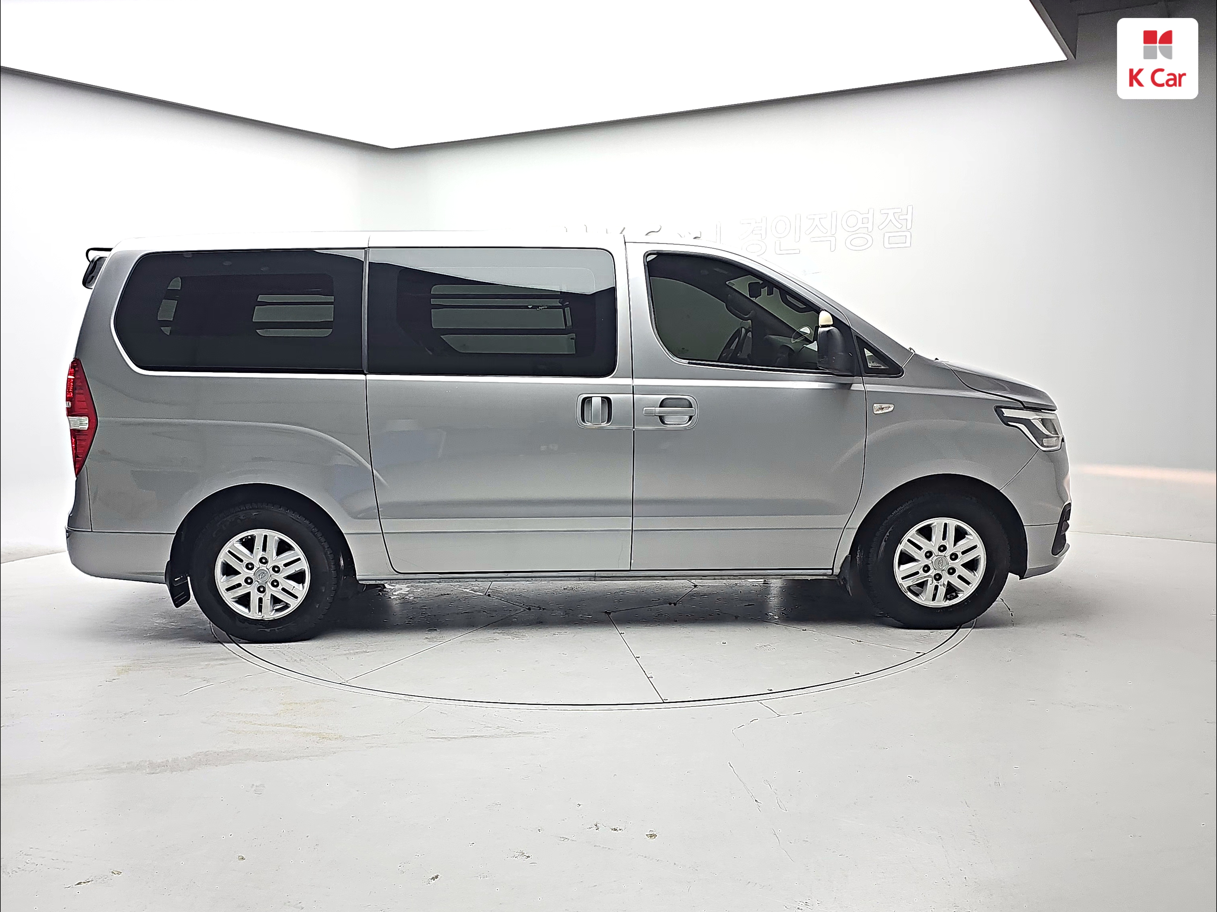 HYUNDAI The New Grand Starex 3-Seater Diesel Van