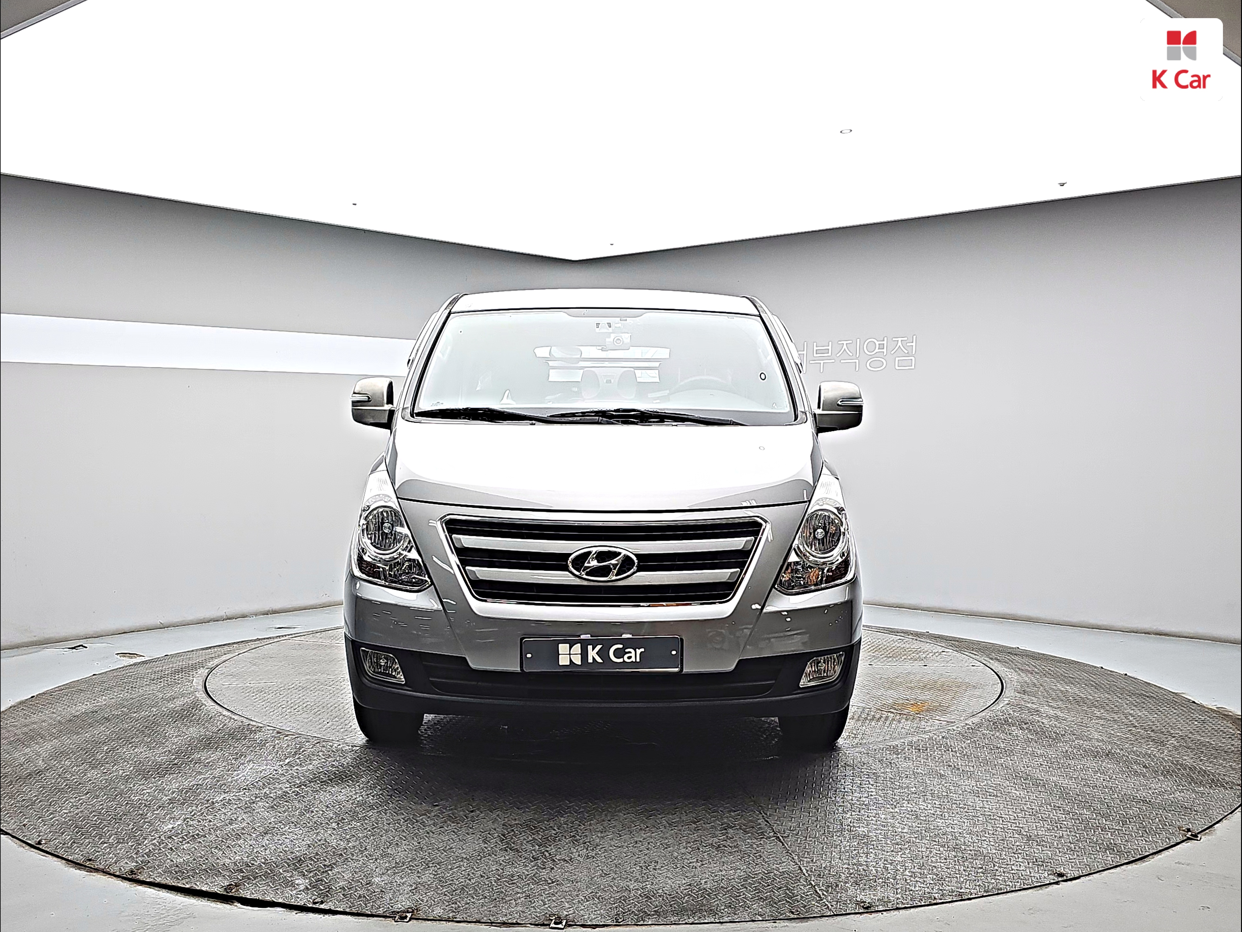HYUNDAI Grand Starex 5-Seater Diesel Van