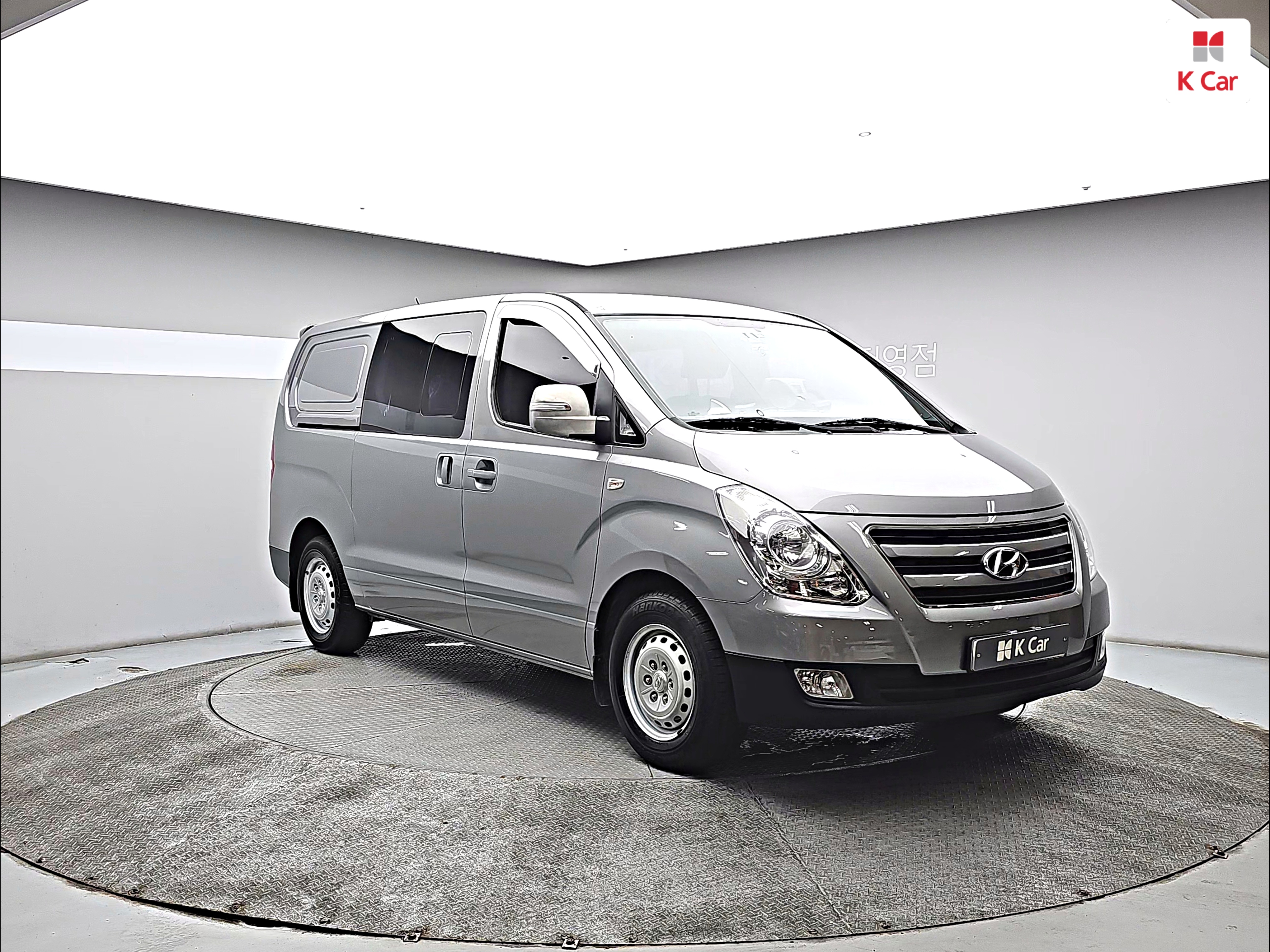 HYUNDAI Grand Starex 5-Seater Diesel Van