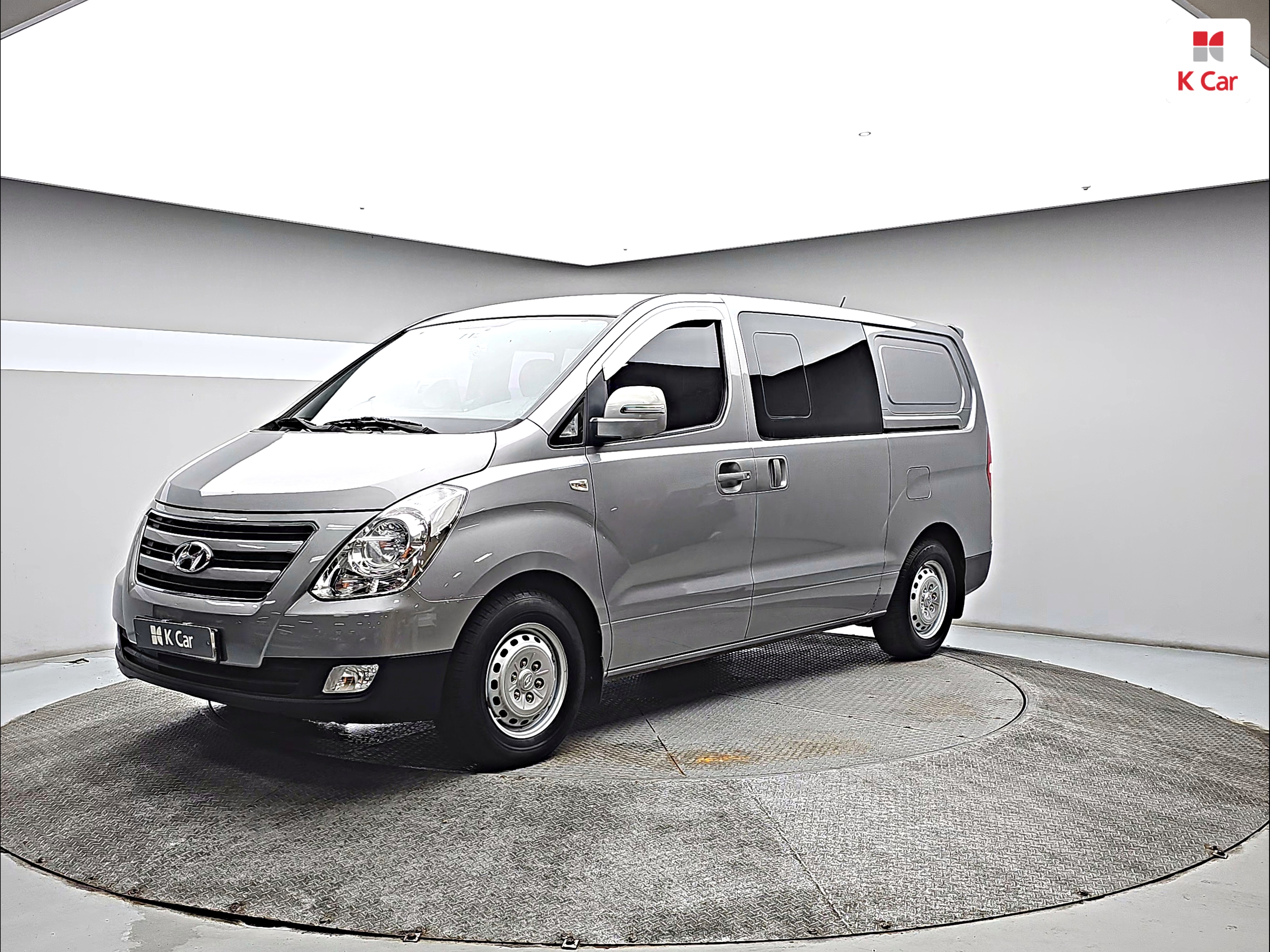 HYUNDAI Grand Starex 5-Seater Diesel Van