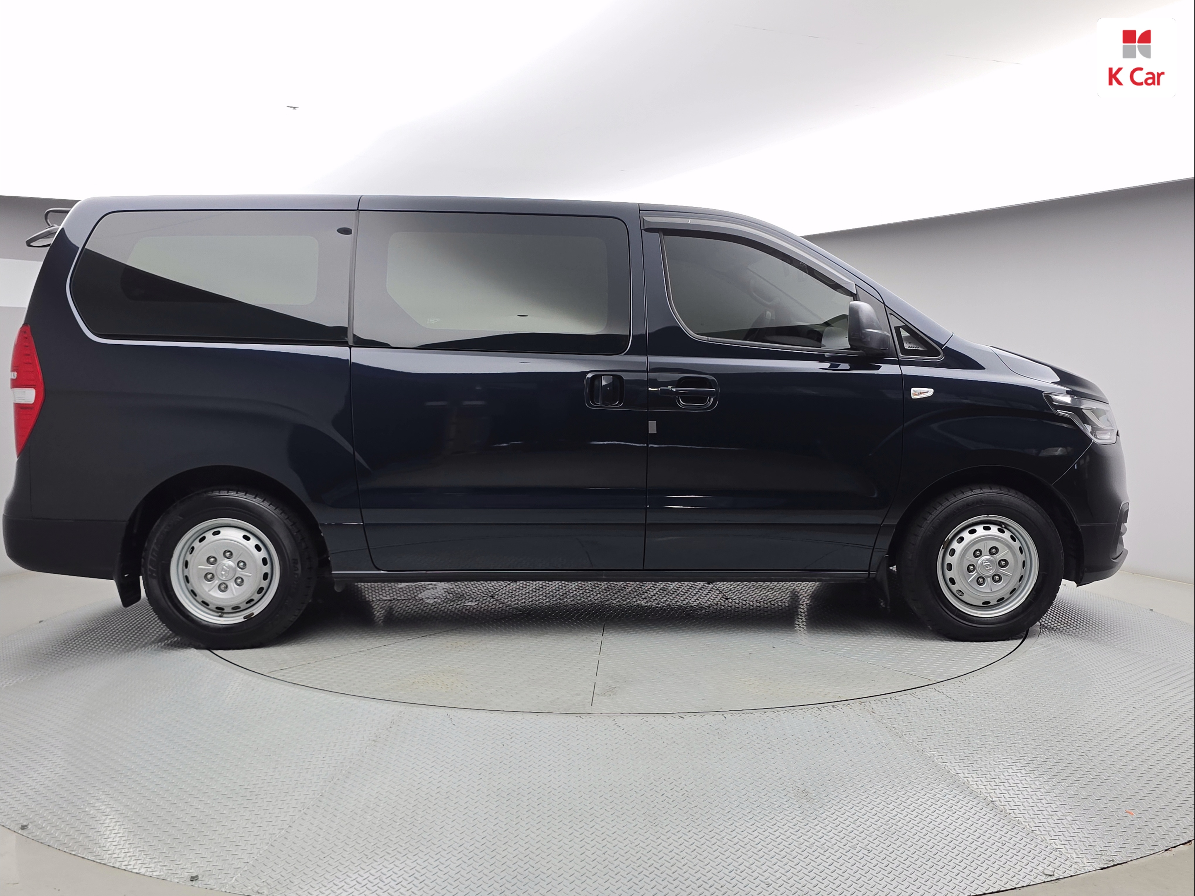 HYUNDAI The New Grand Starex 3-Seater Diesel Van