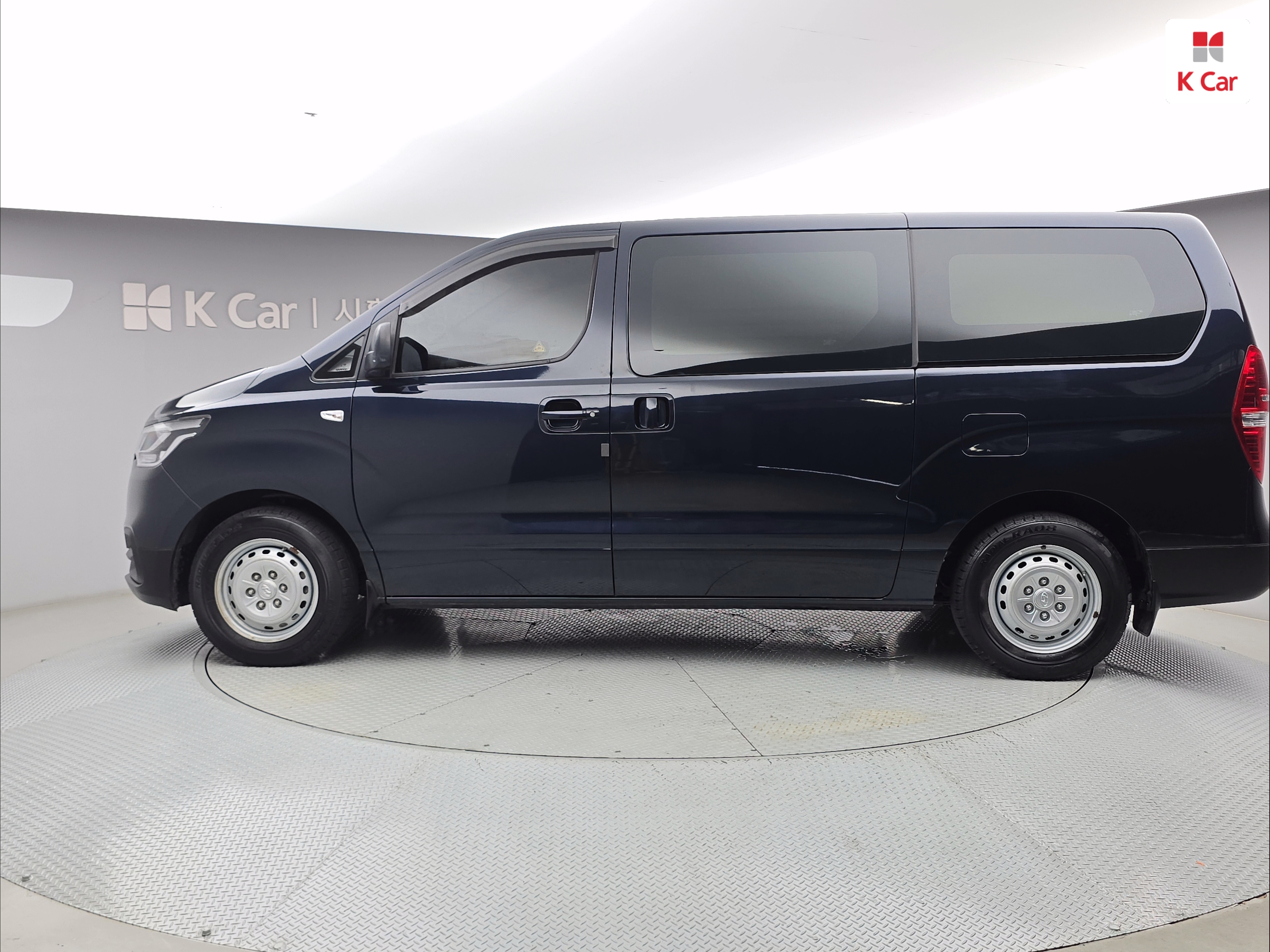 HYUNDAI The New Grand Starex 3-Seater Diesel Van