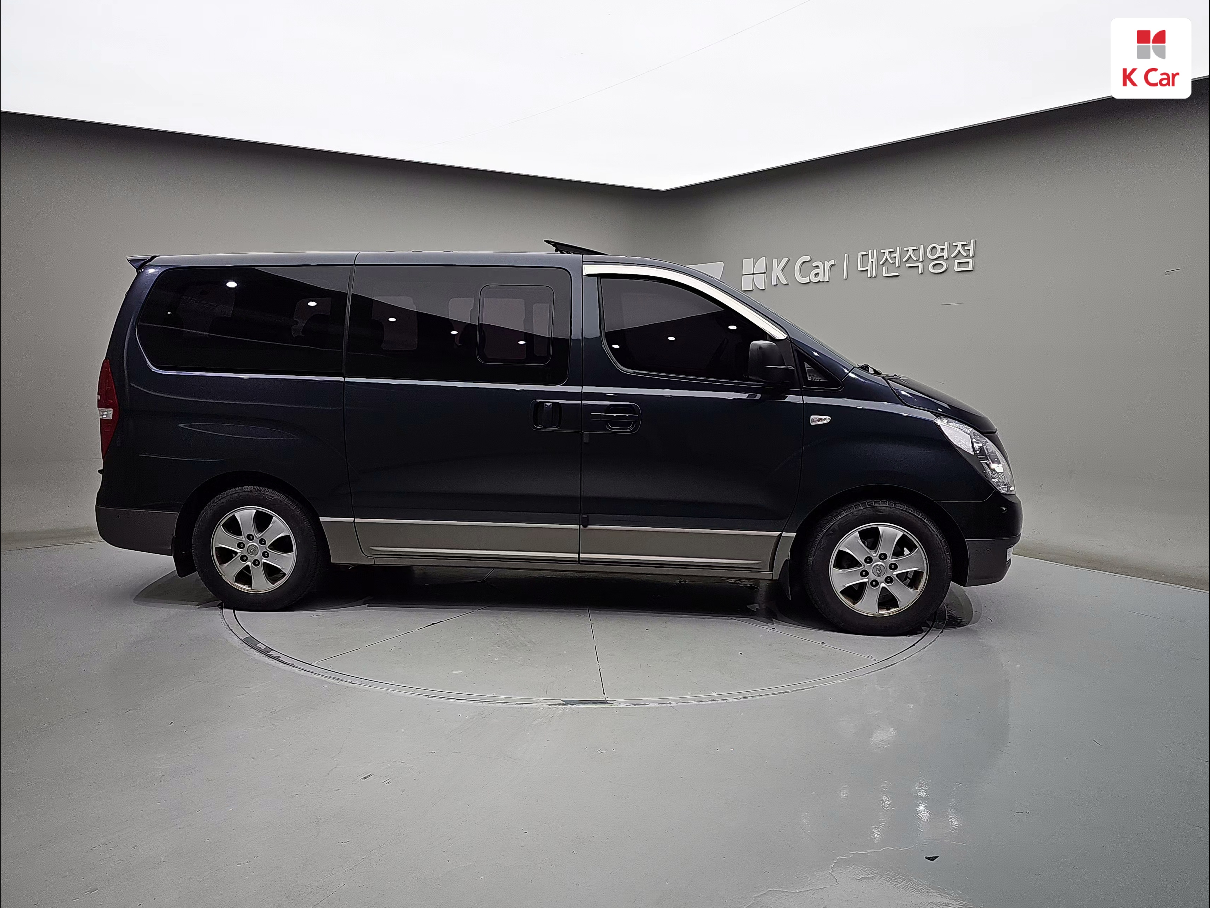 HYUNDAI Grand Starex 11-Seater Diesel
