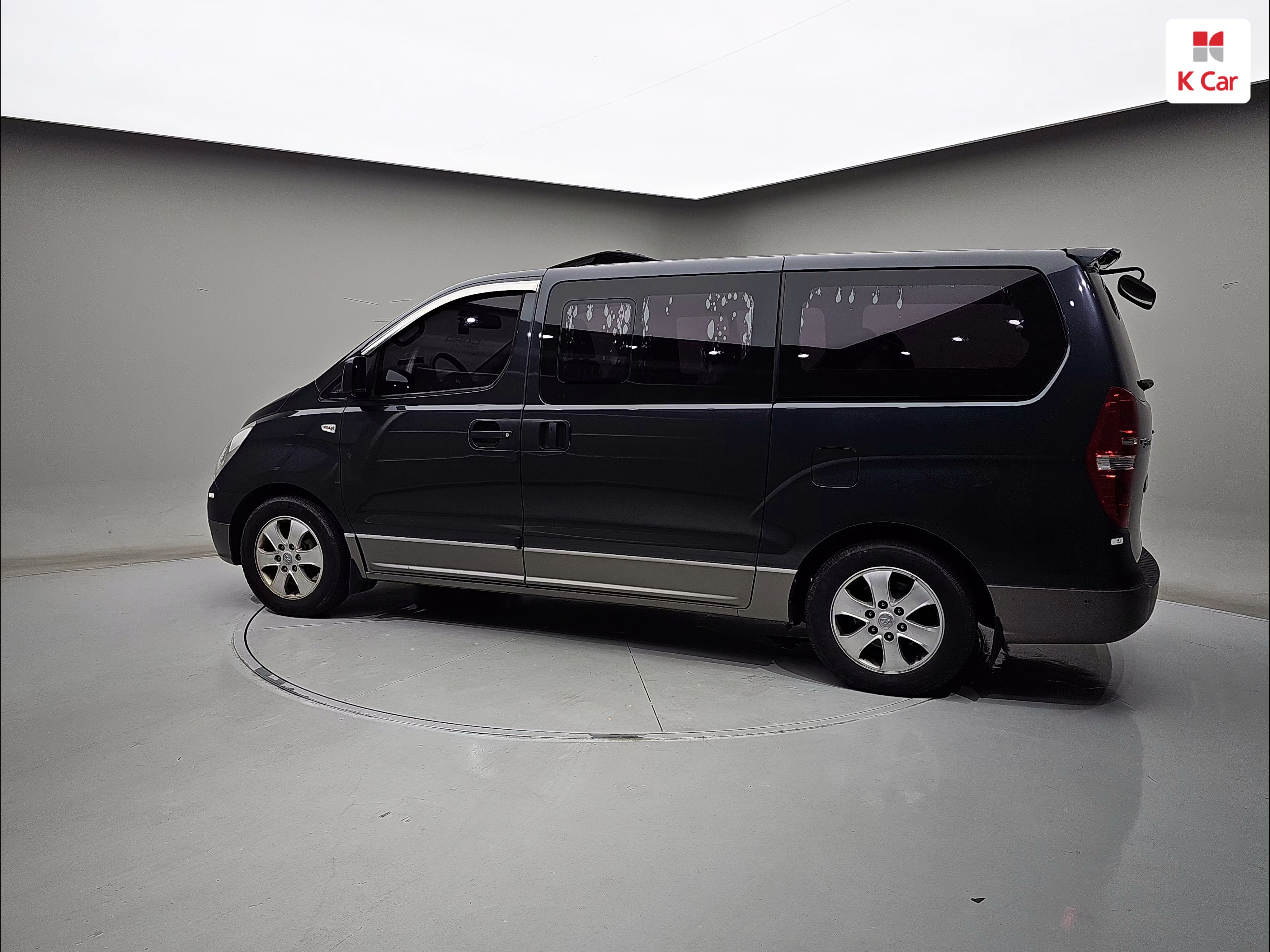 HYUNDAI Grand Starex 11-Seater Diesel
