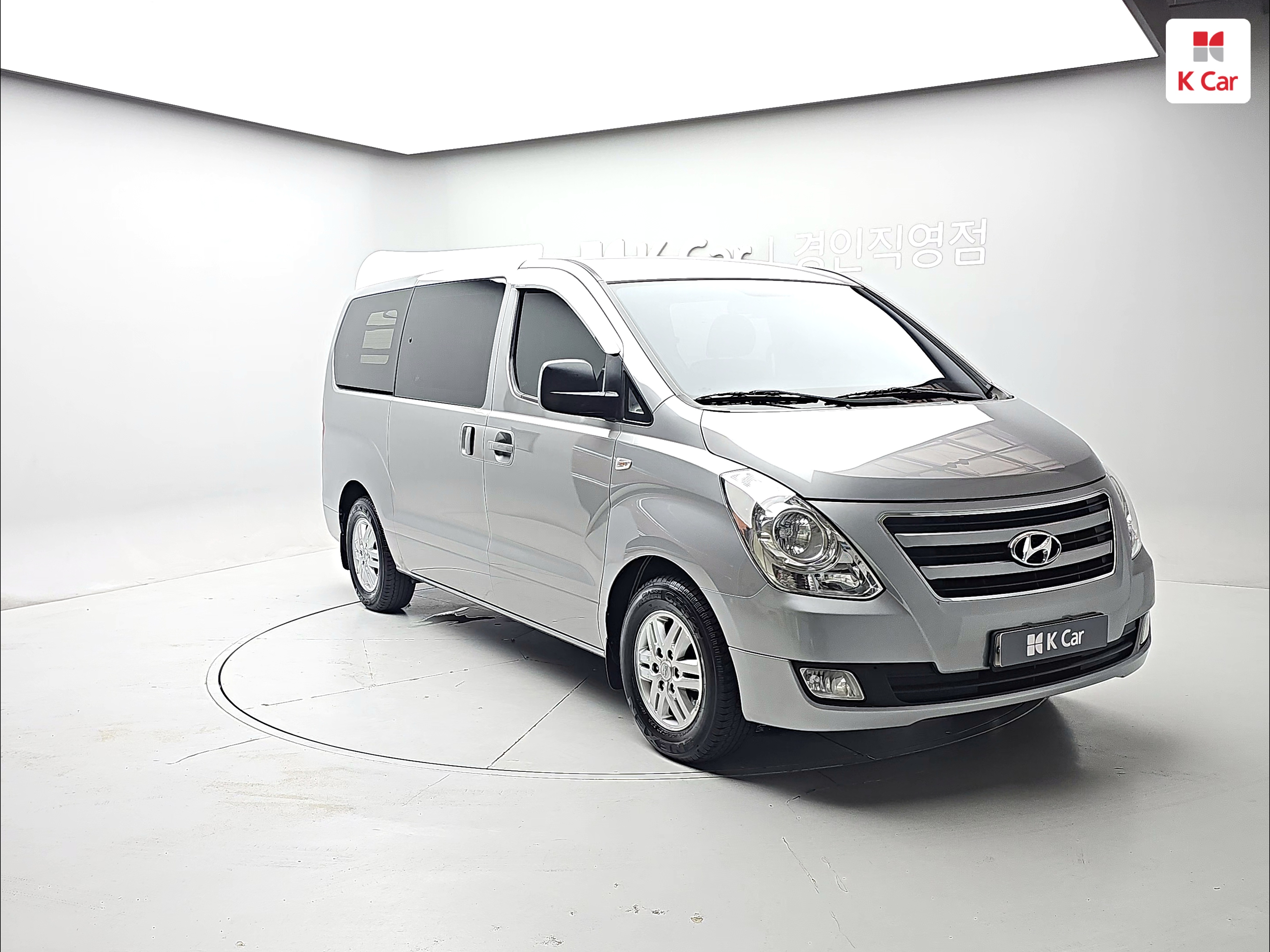 HYUNDAI Grand Starex 5-Seater Diesel Van