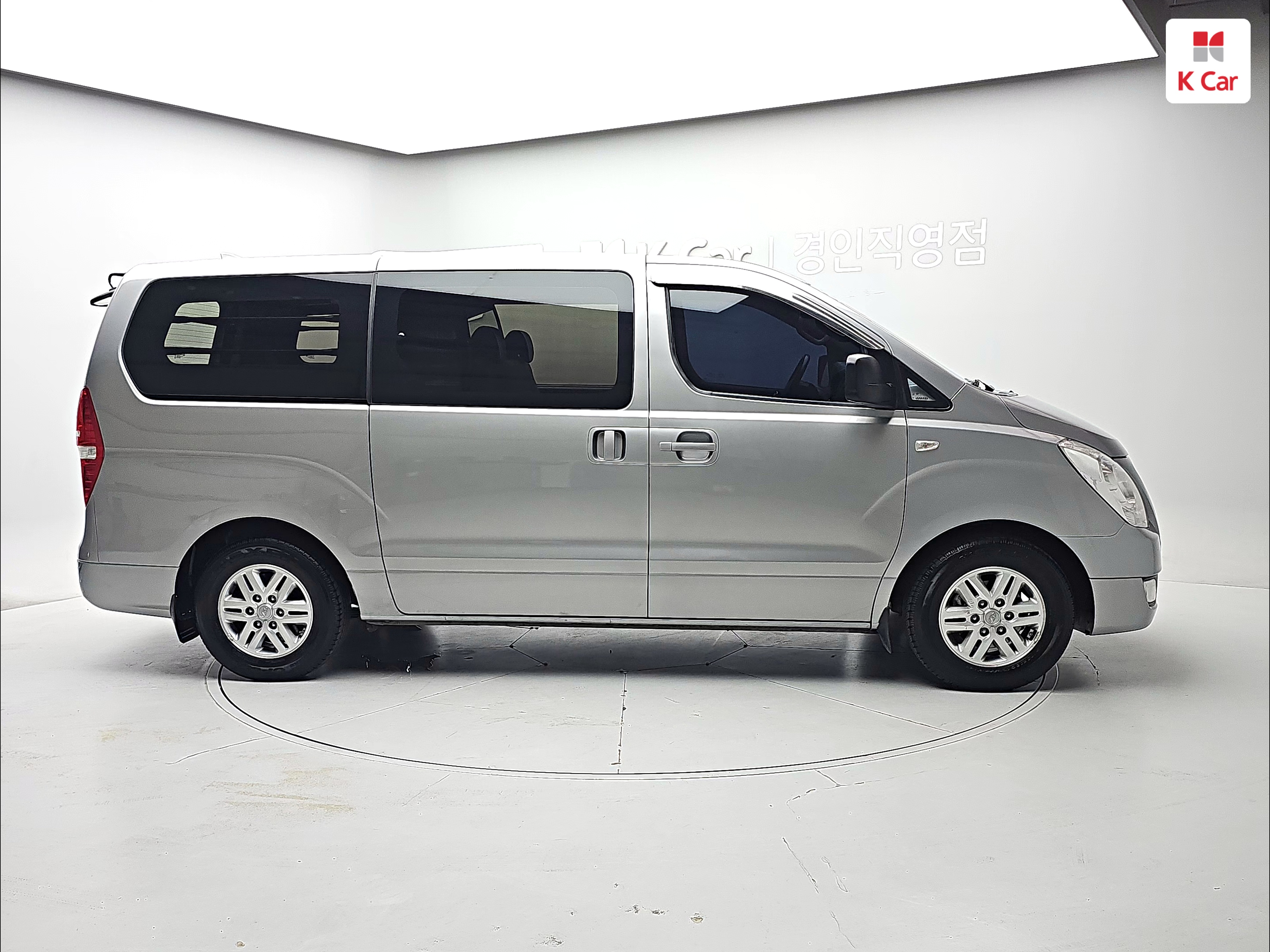 HYUNDAI Grand Starex 5-Seater Diesel Van