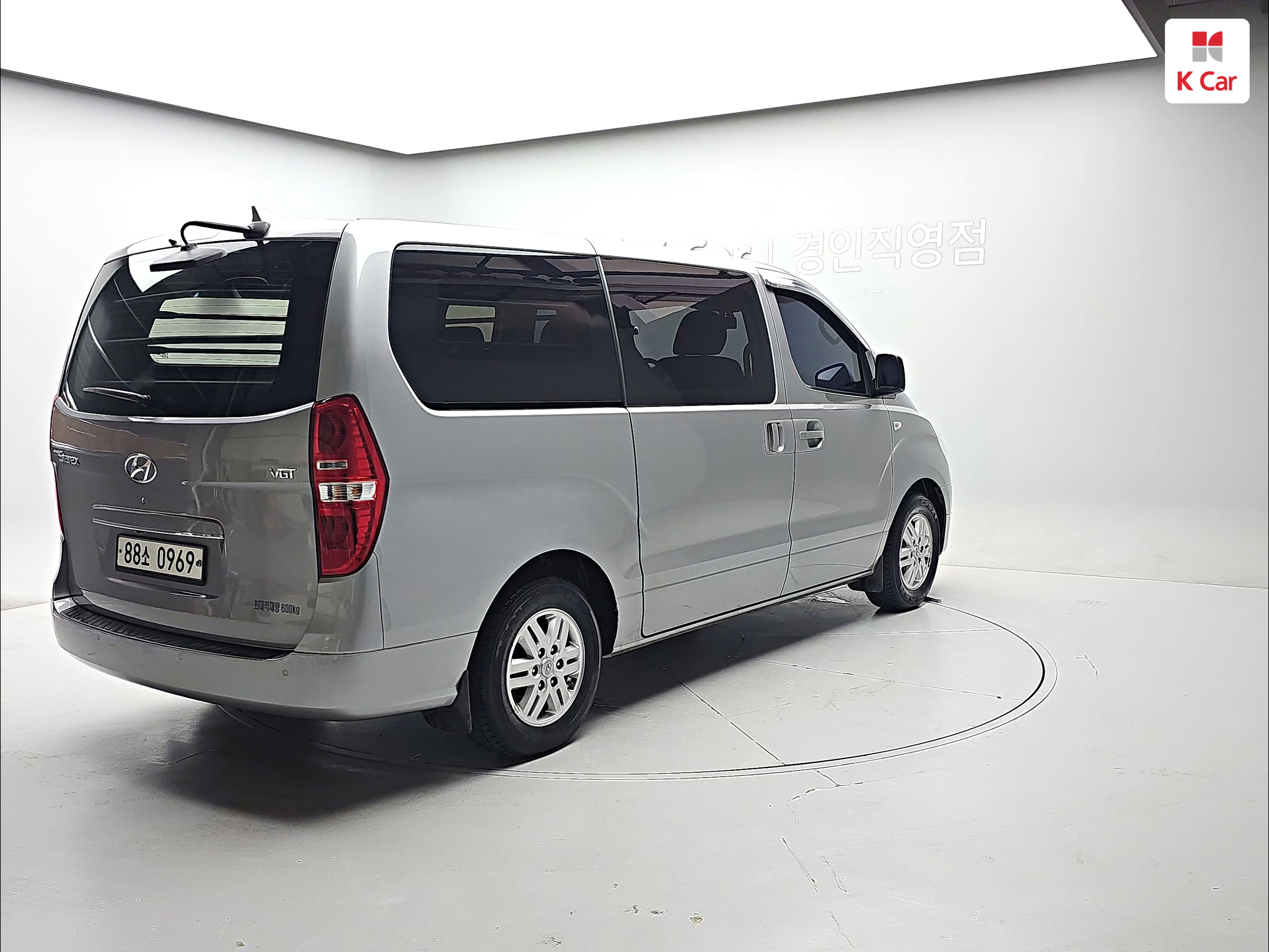 HYUNDAI Grand Starex 5-Seater Diesel Van