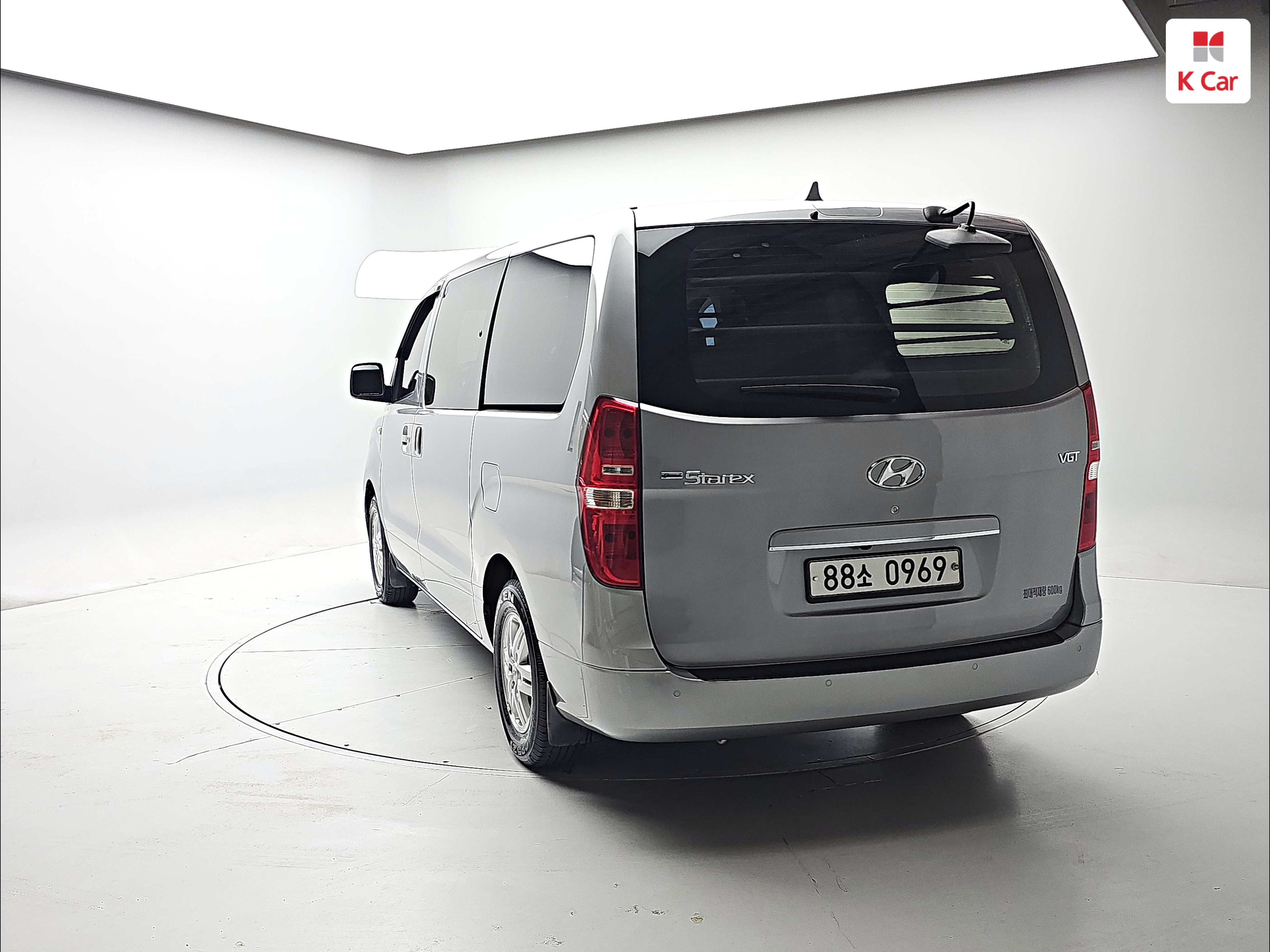 HYUNDAI Grand Starex 5-Seater Diesel Van