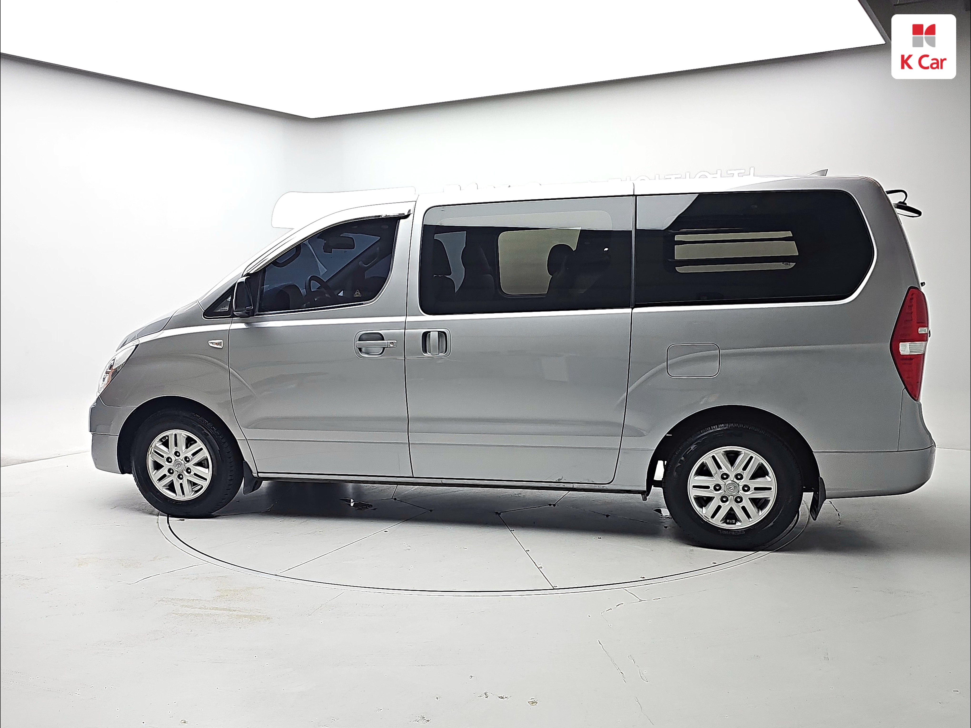 HYUNDAI Grand Starex 5-Seater Diesel Van