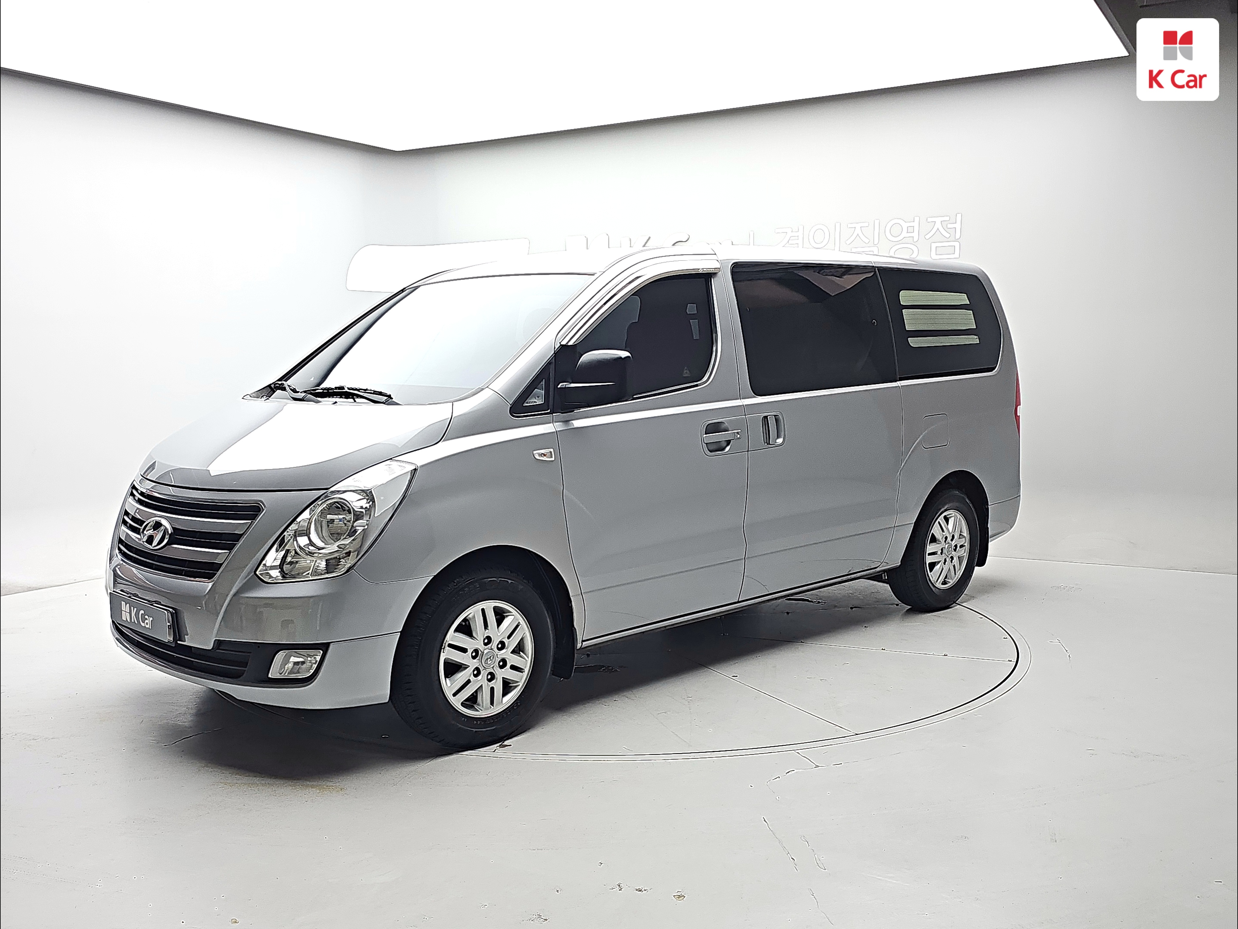HYUNDAI Grand Starex 5-Seater Diesel Van