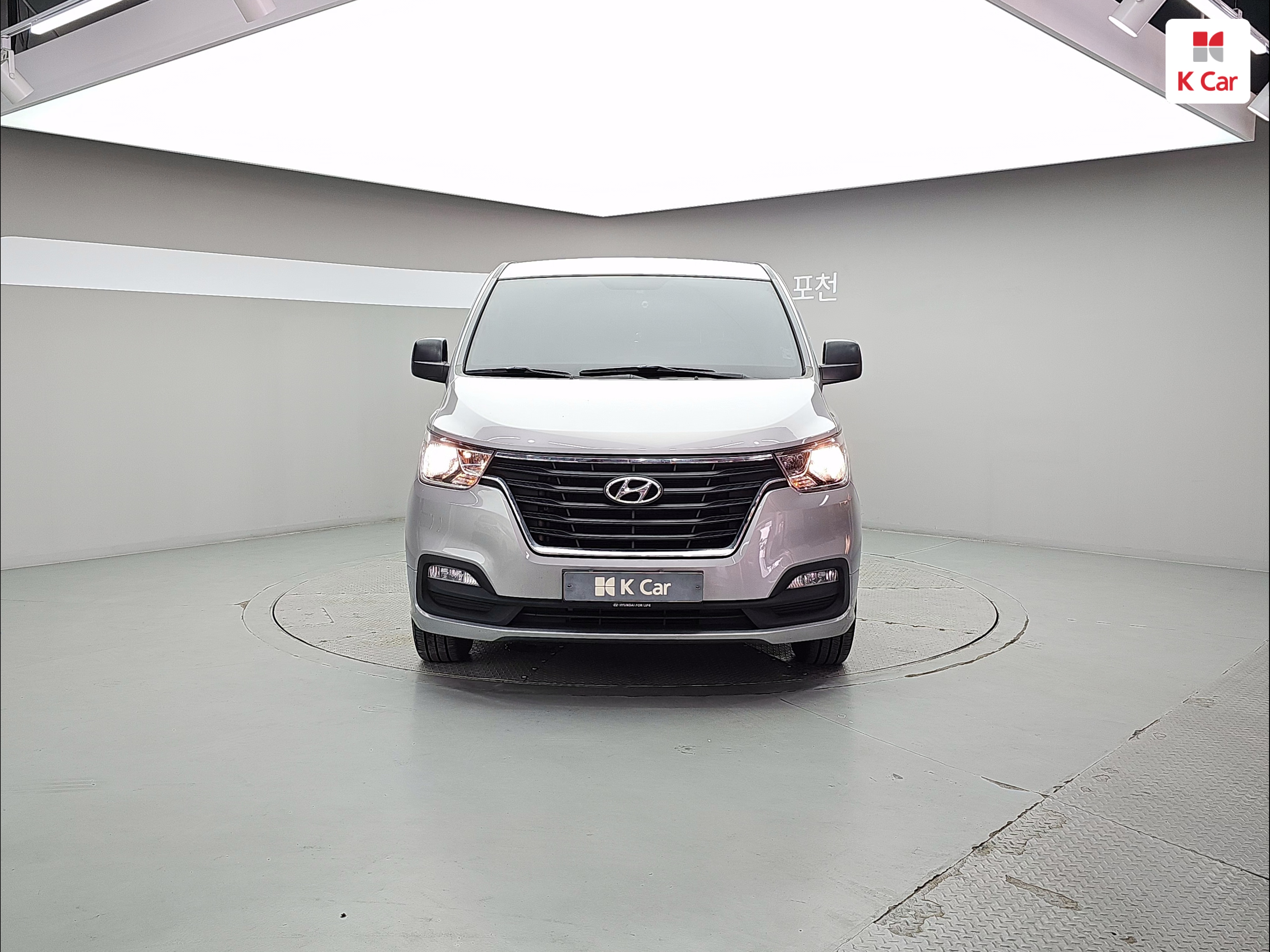HYUNDAI The New Grand Starex 3-Seater Diesel Van