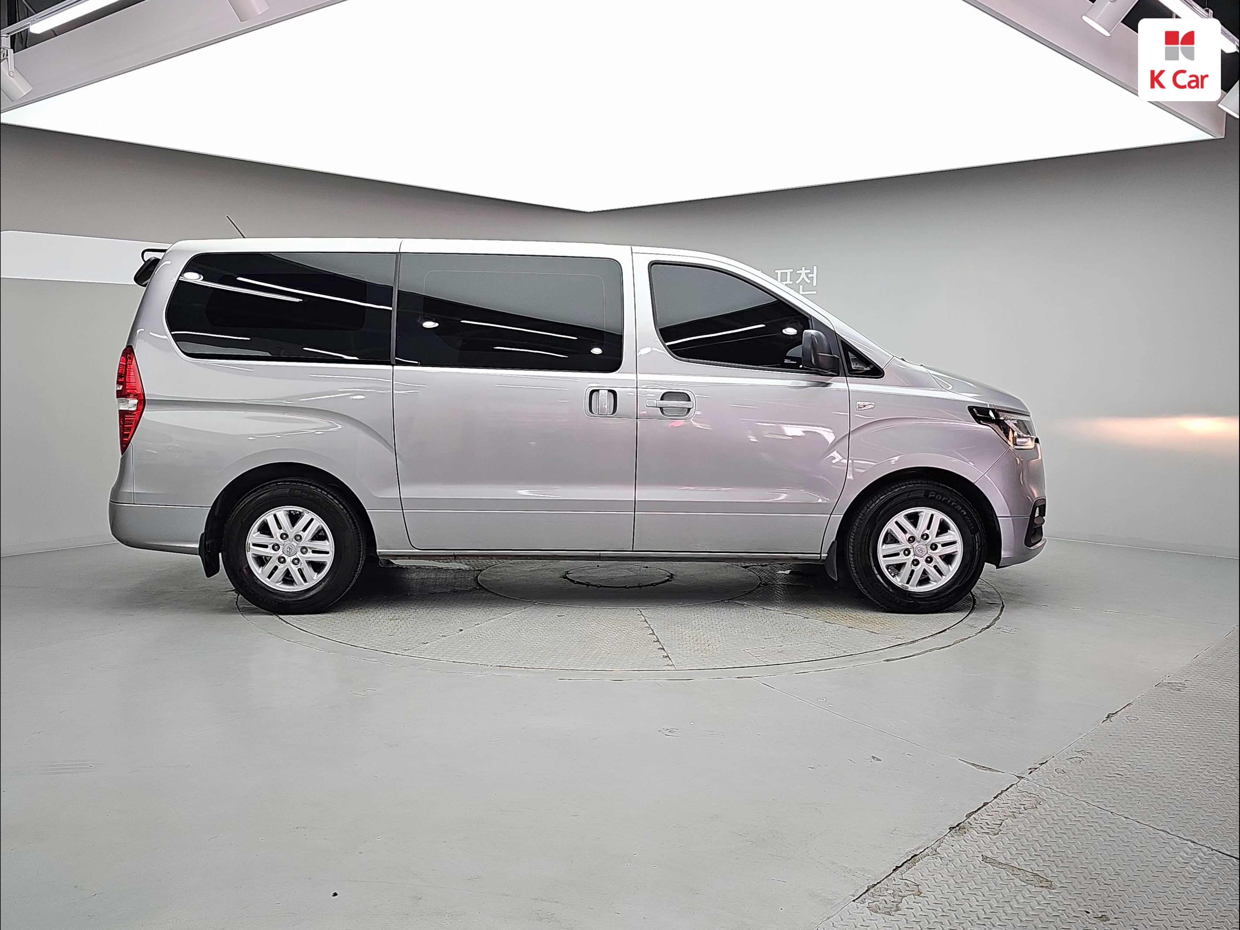 HYUNDAI The New Grand Starex 3-Seater Diesel Van