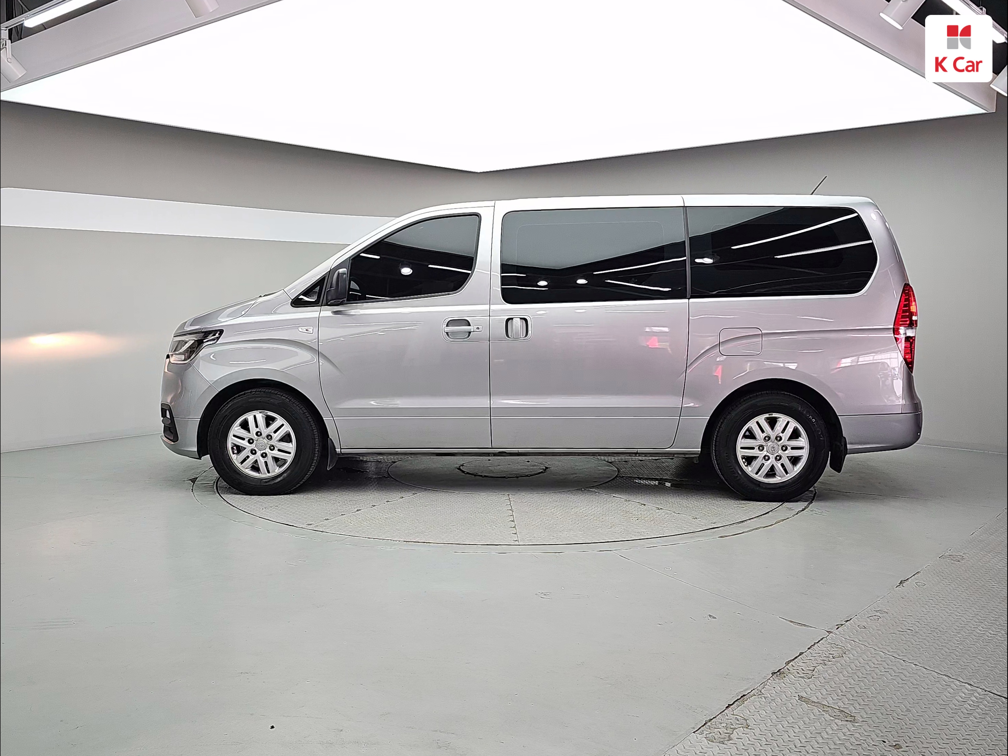 HYUNDAI The New Grand Starex 3-Seater Diesel Van