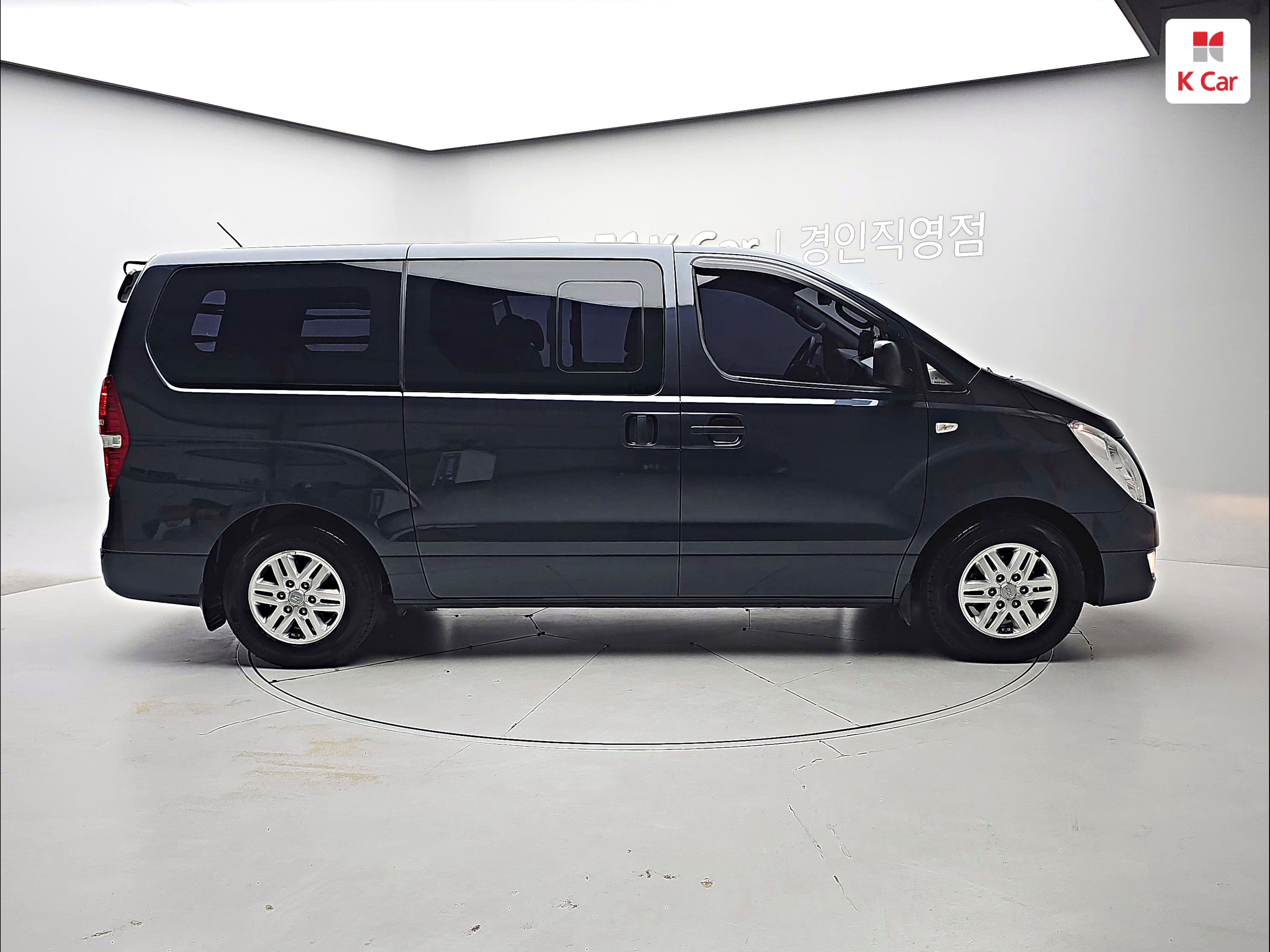 HYUNDAI Grand Starex 5-Seater Diesel Van