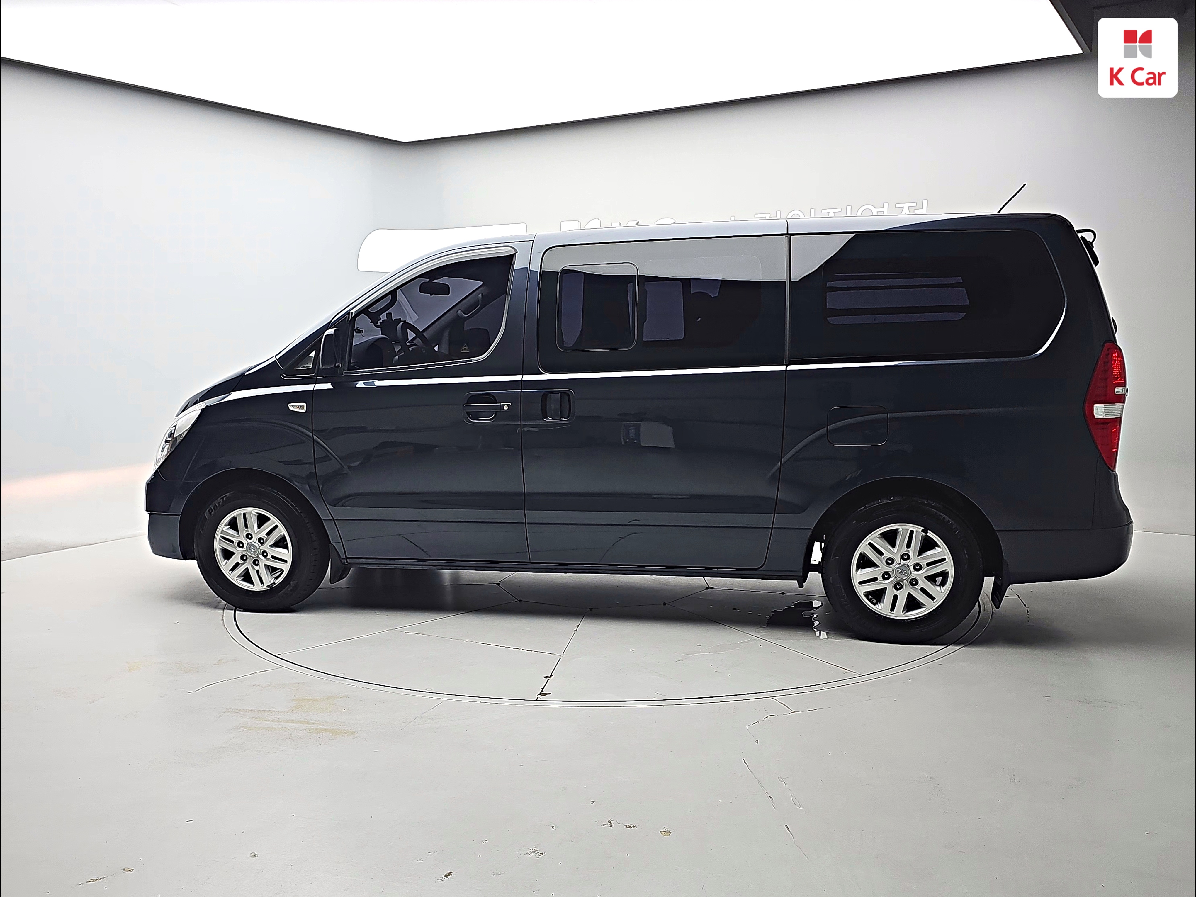 HYUNDAI Grand Starex 5-Seater Diesel Van