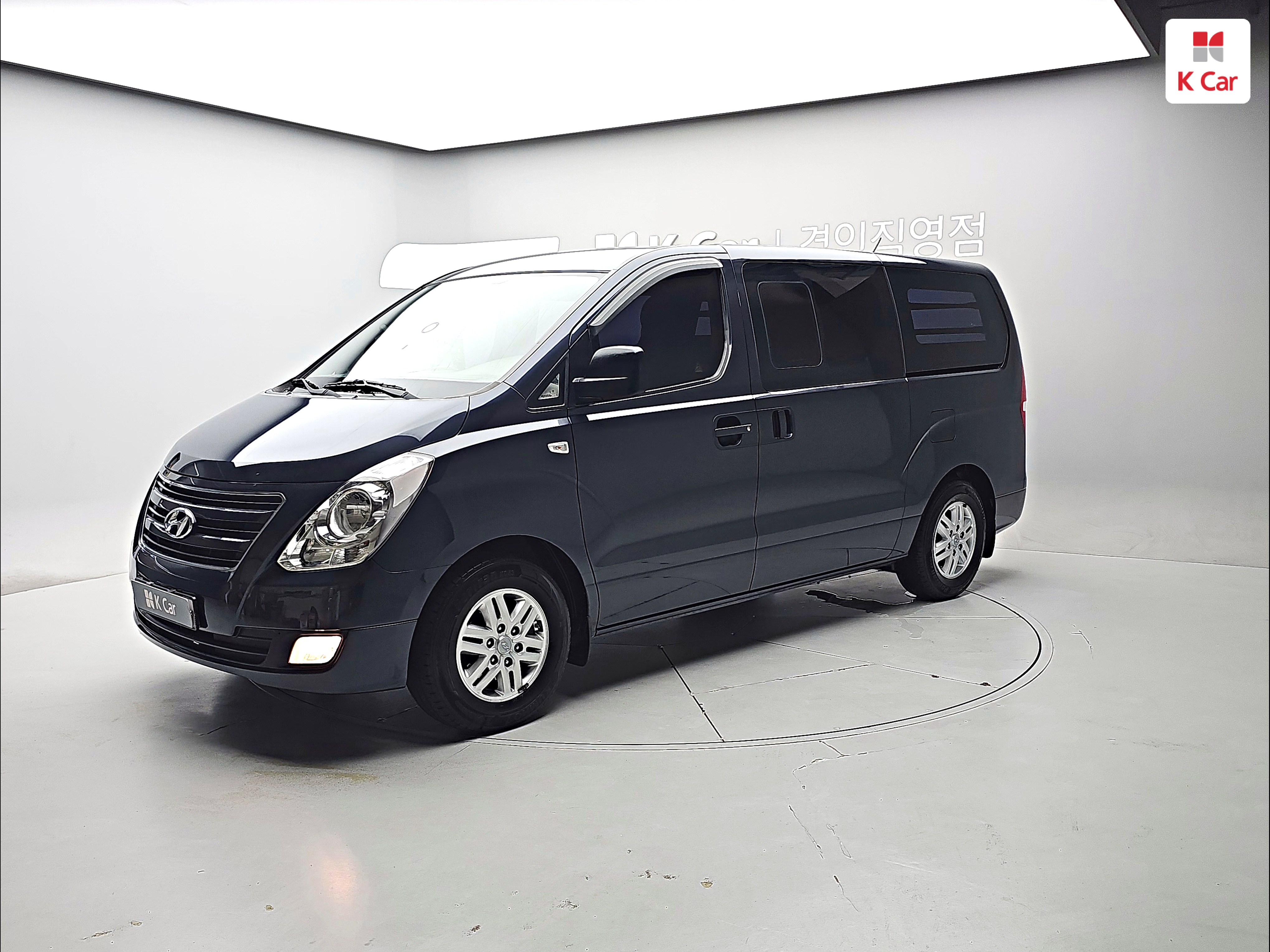 HYUNDAI Grand Starex 5-Seater Diesel Van