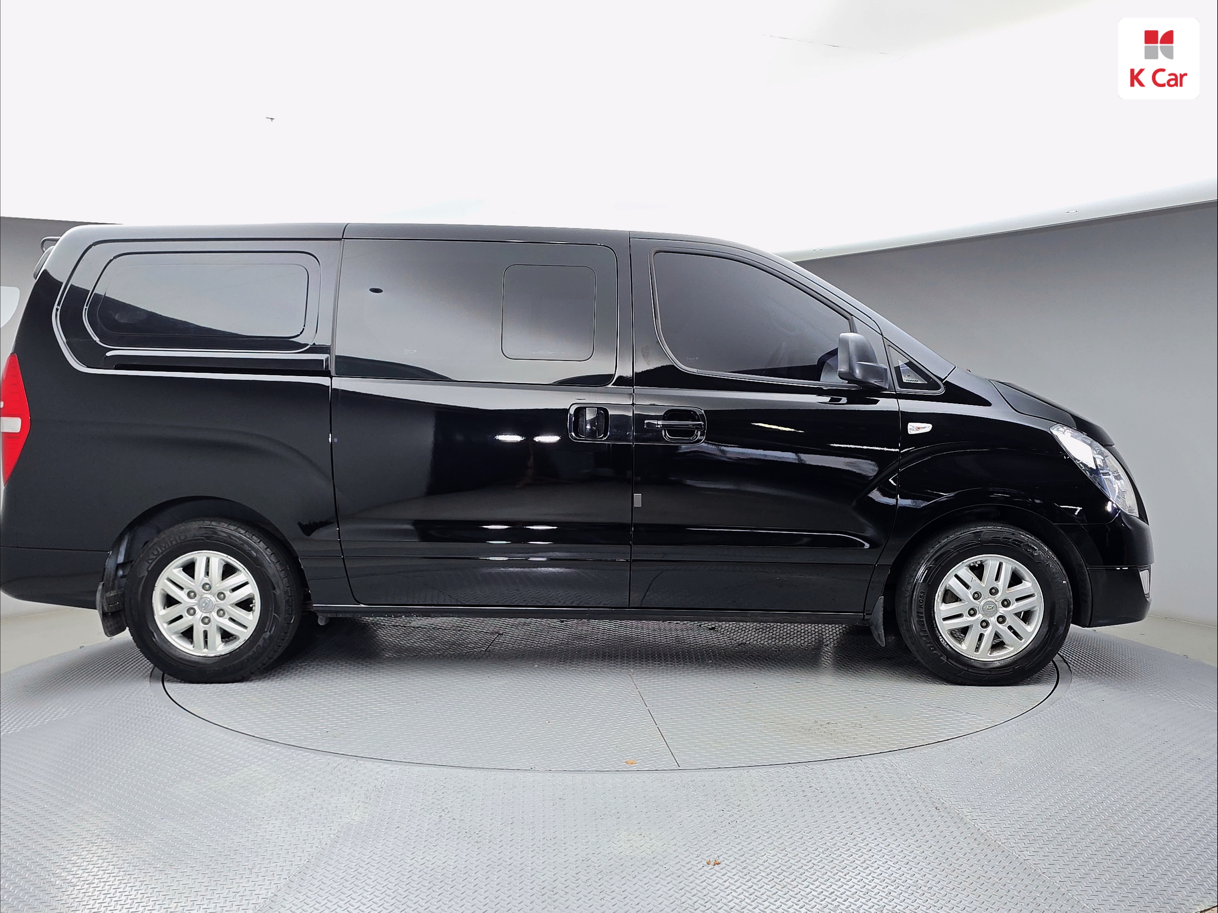 HYUNDAI Grand Starex 5-Seater Diesel Van