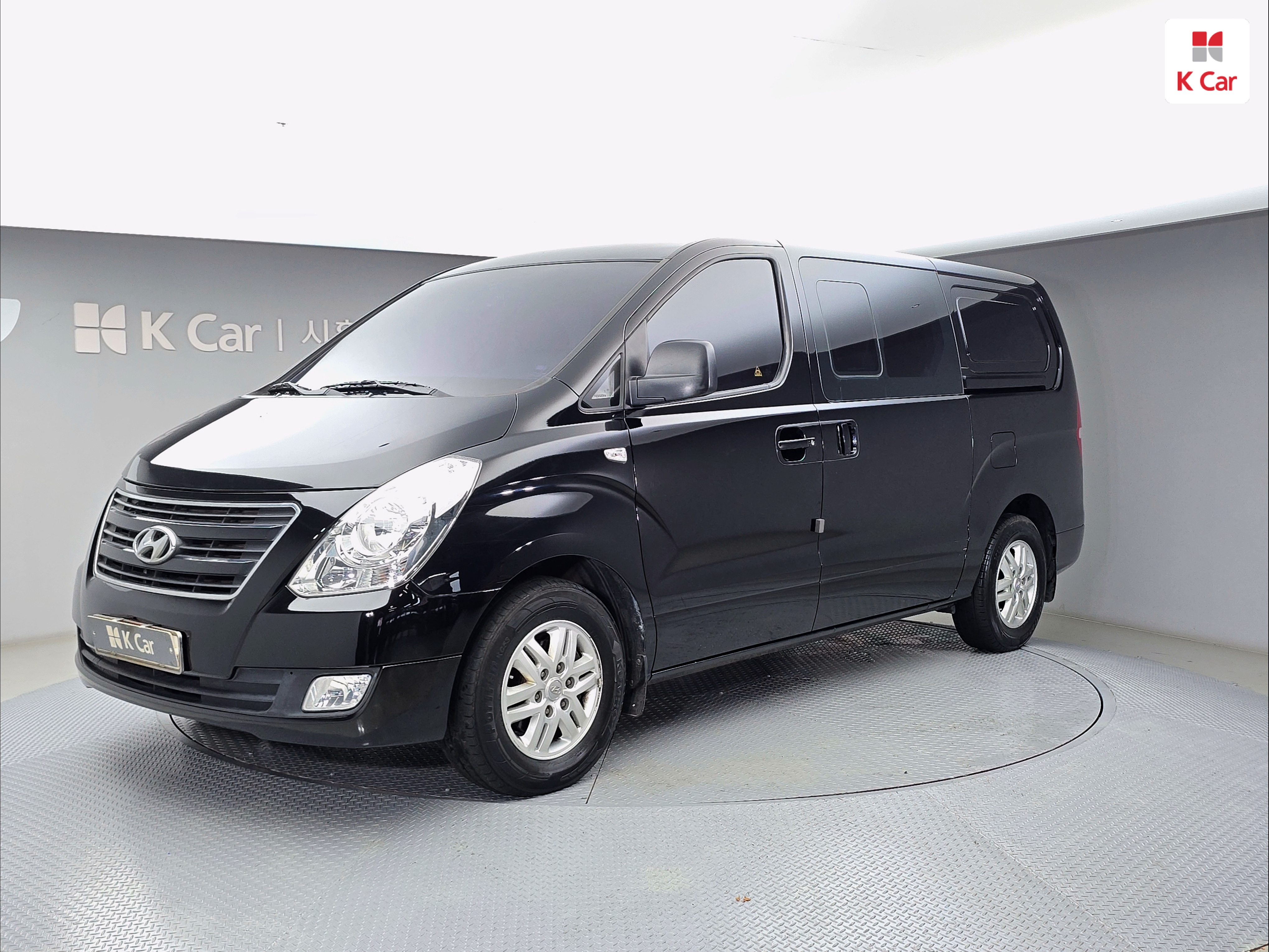 HYUNDAI Grand Starex 5-Seater Diesel Van