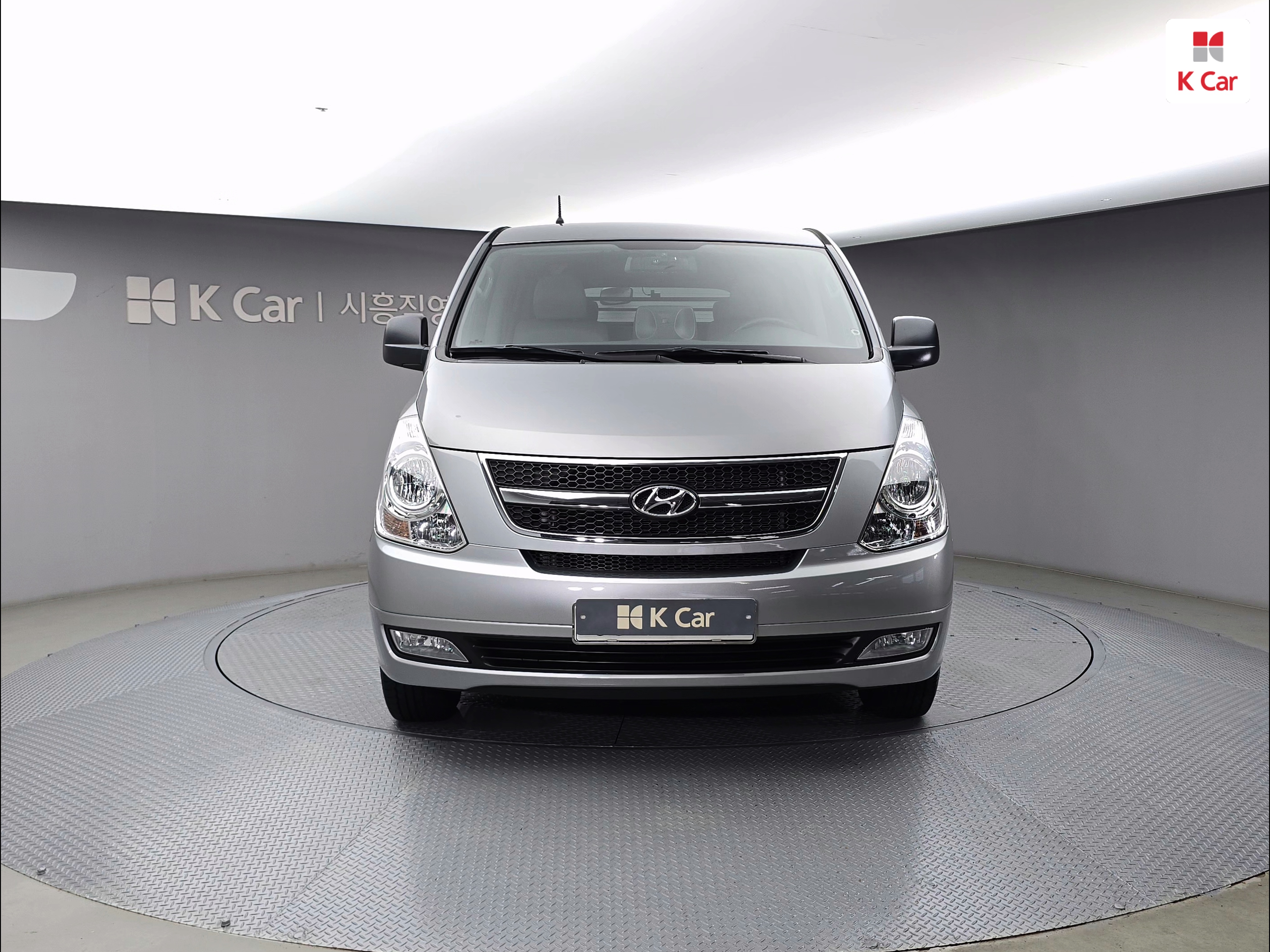 HYUNDAI Grand Starex 5-Seater Diesel Van