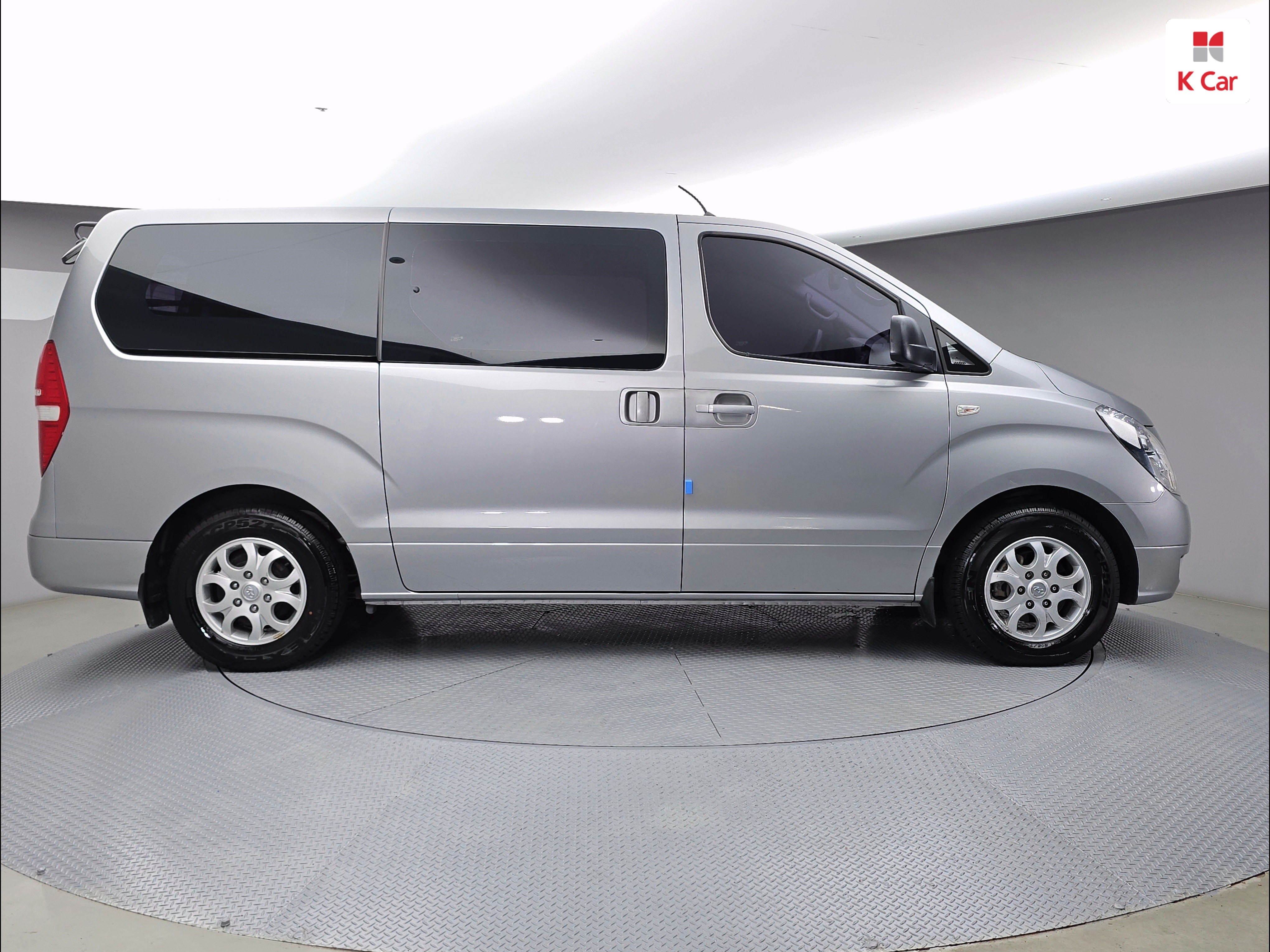 HYUNDAI Grand Starex 5-Seater Diesel Van