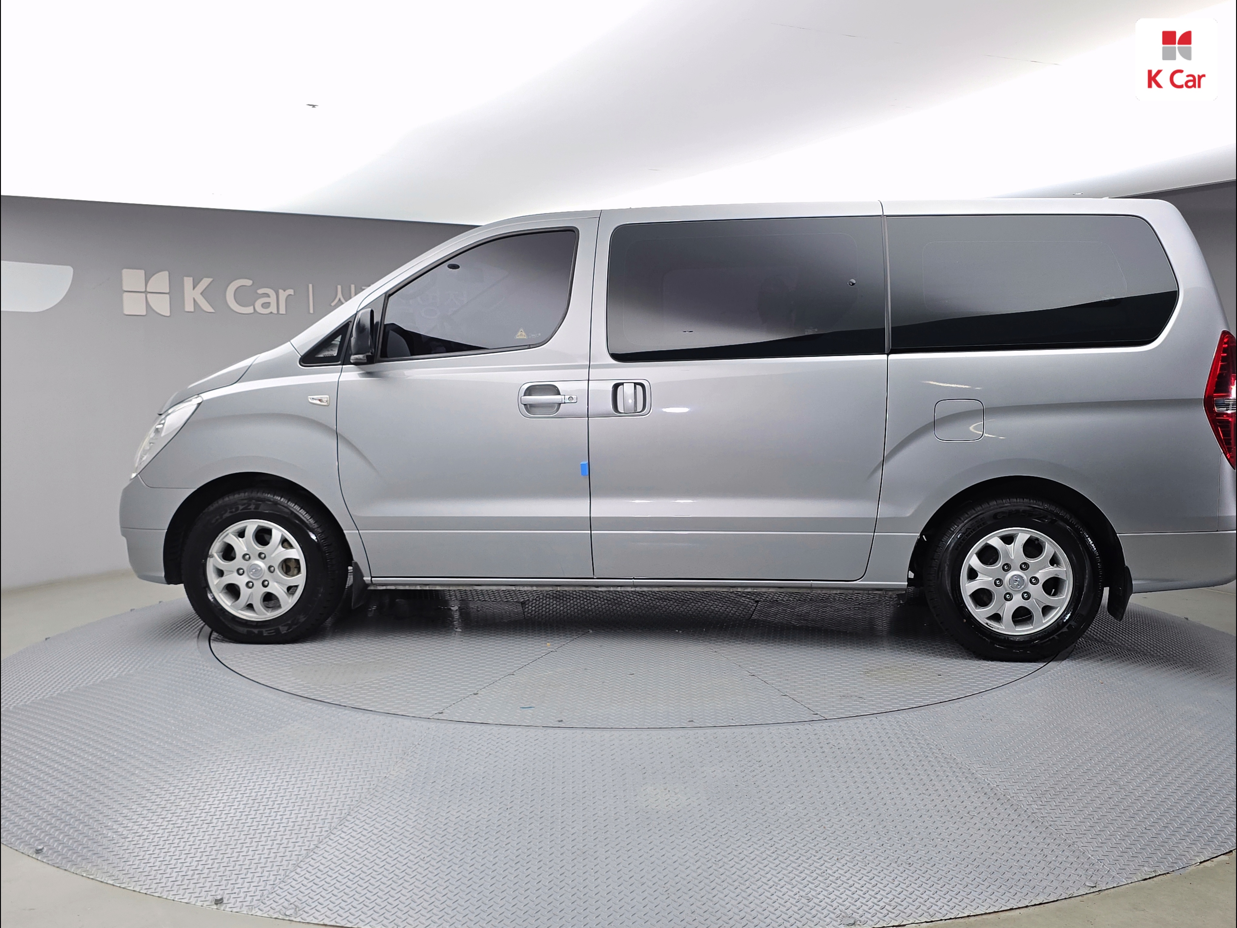 HYUNDAI Grand Starex 5-Seater Diesel Van