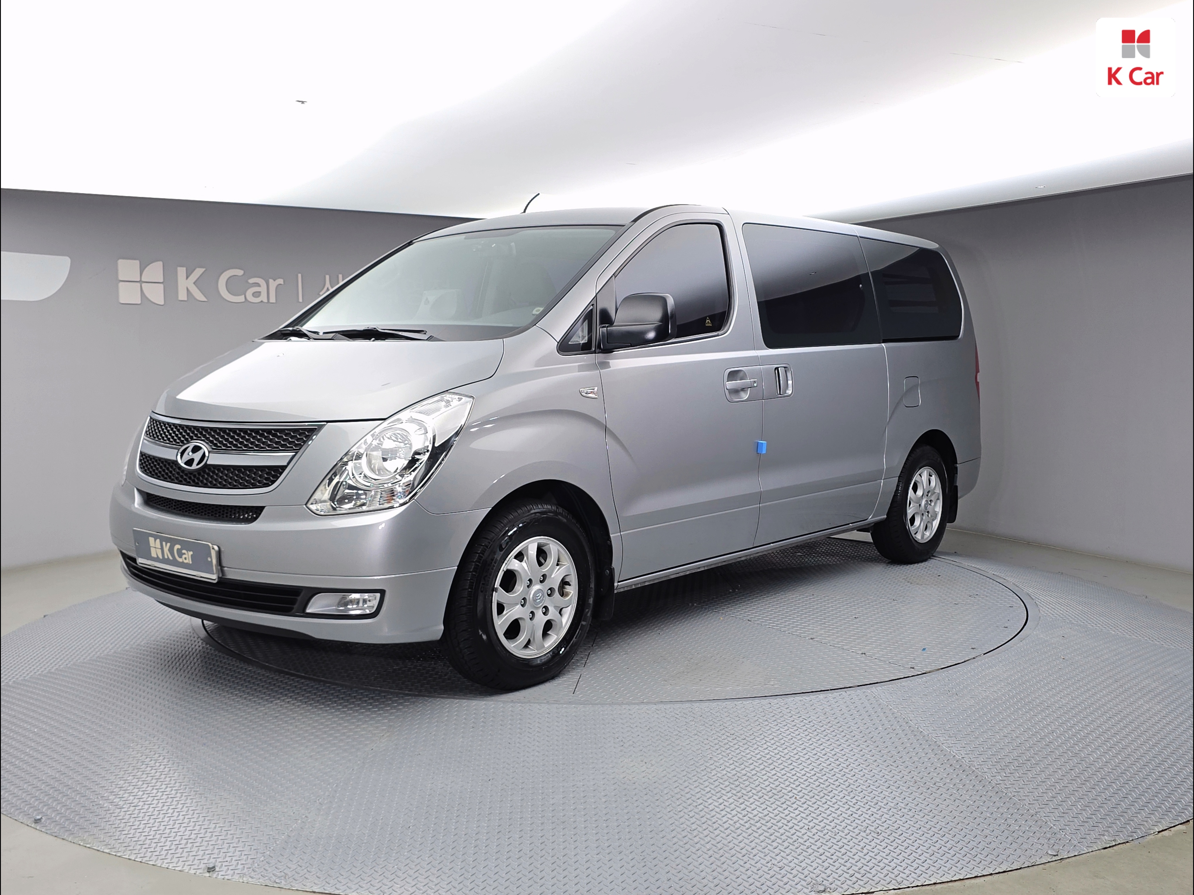 HYUNDAI Grand Starex 5-Seater Diesel Van
