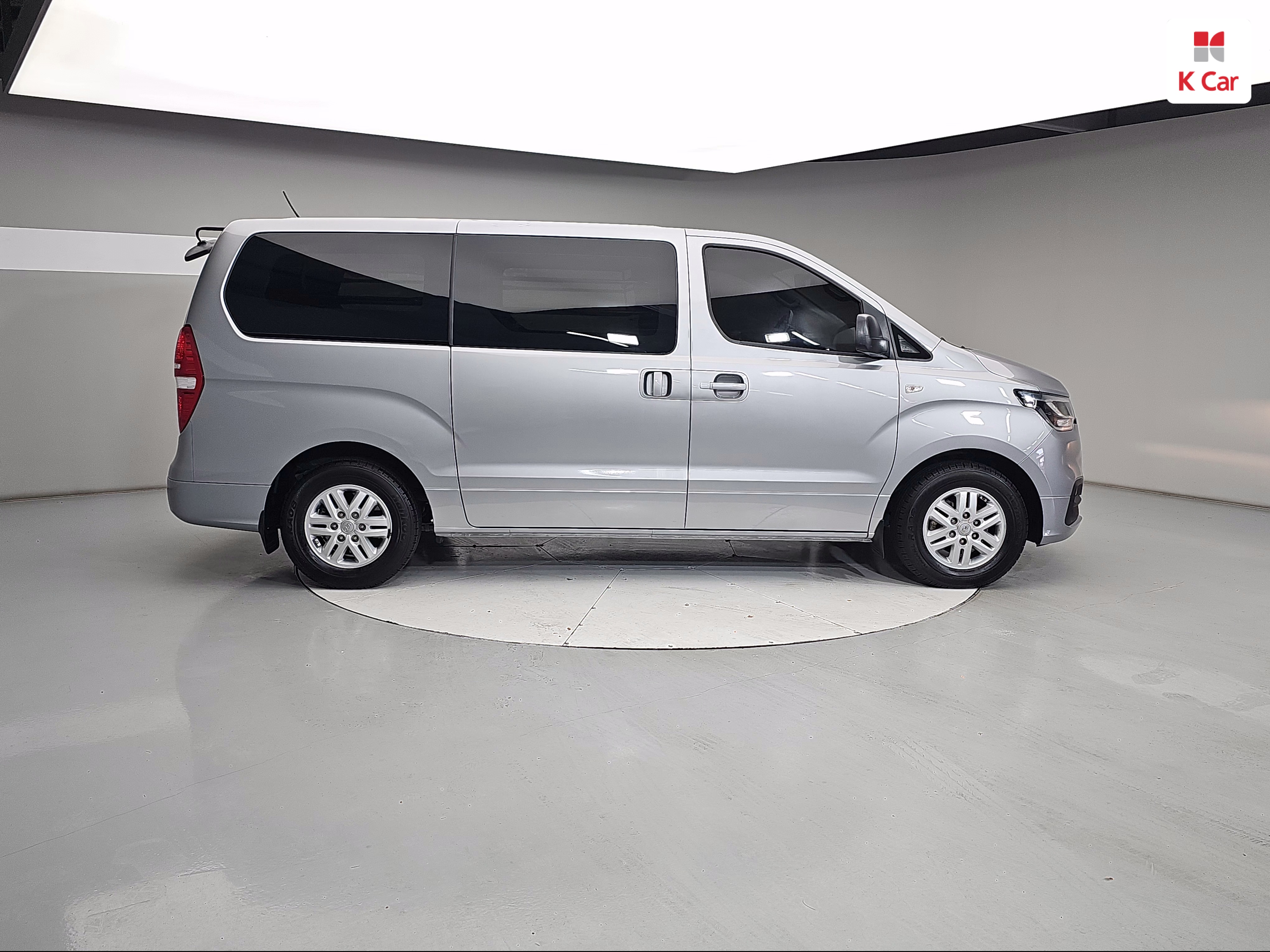HYUNDAI The New Grand Starex 3-Seater Diesel Van