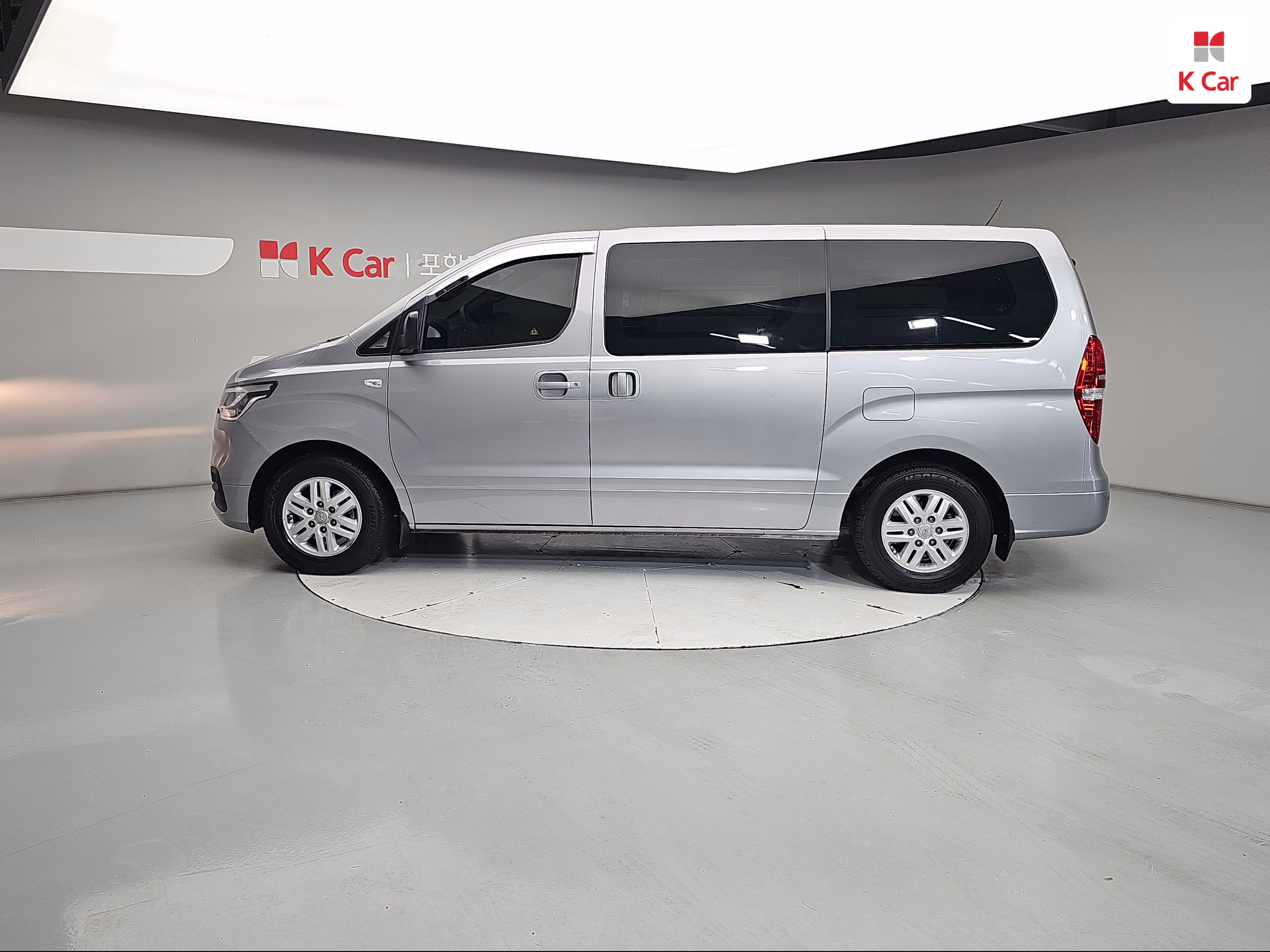 HYUNDAI The New Grand Starex 3-Seater Diesel Van