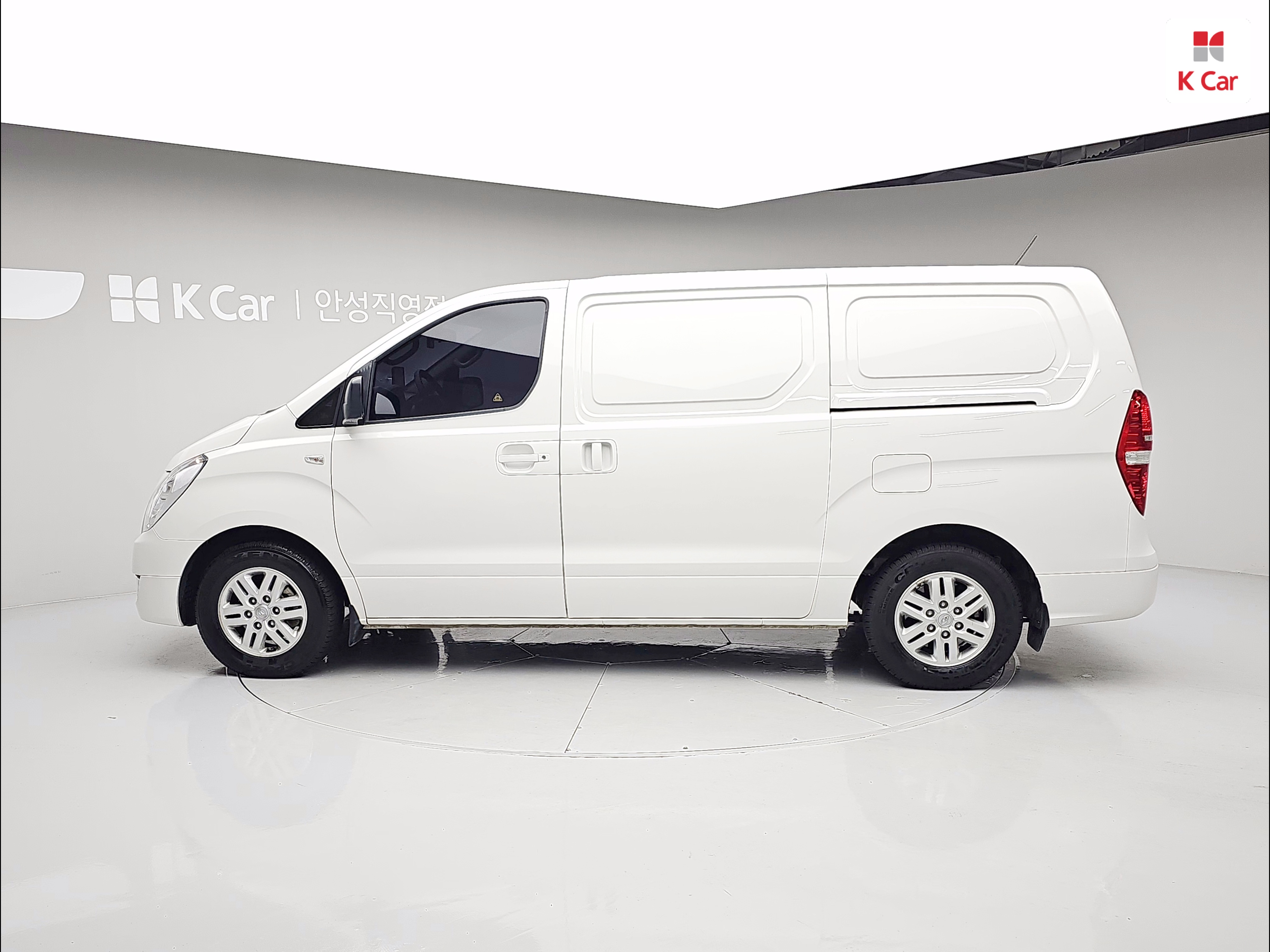 HYUNDAI Grand Starex 3-Seater Diesel Van