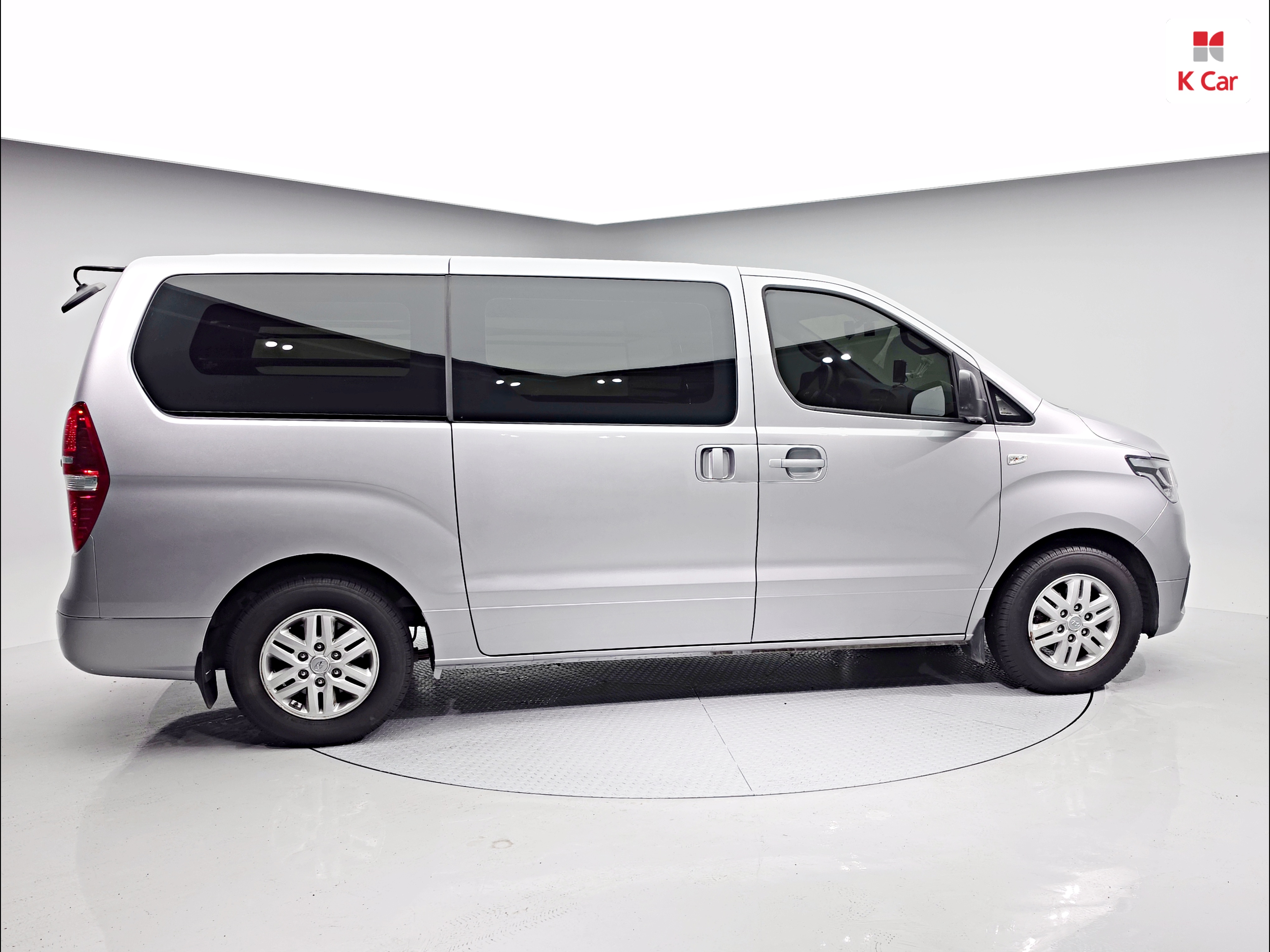 HYUNDAI The New Grand Starex 3-Seater Diesel Van