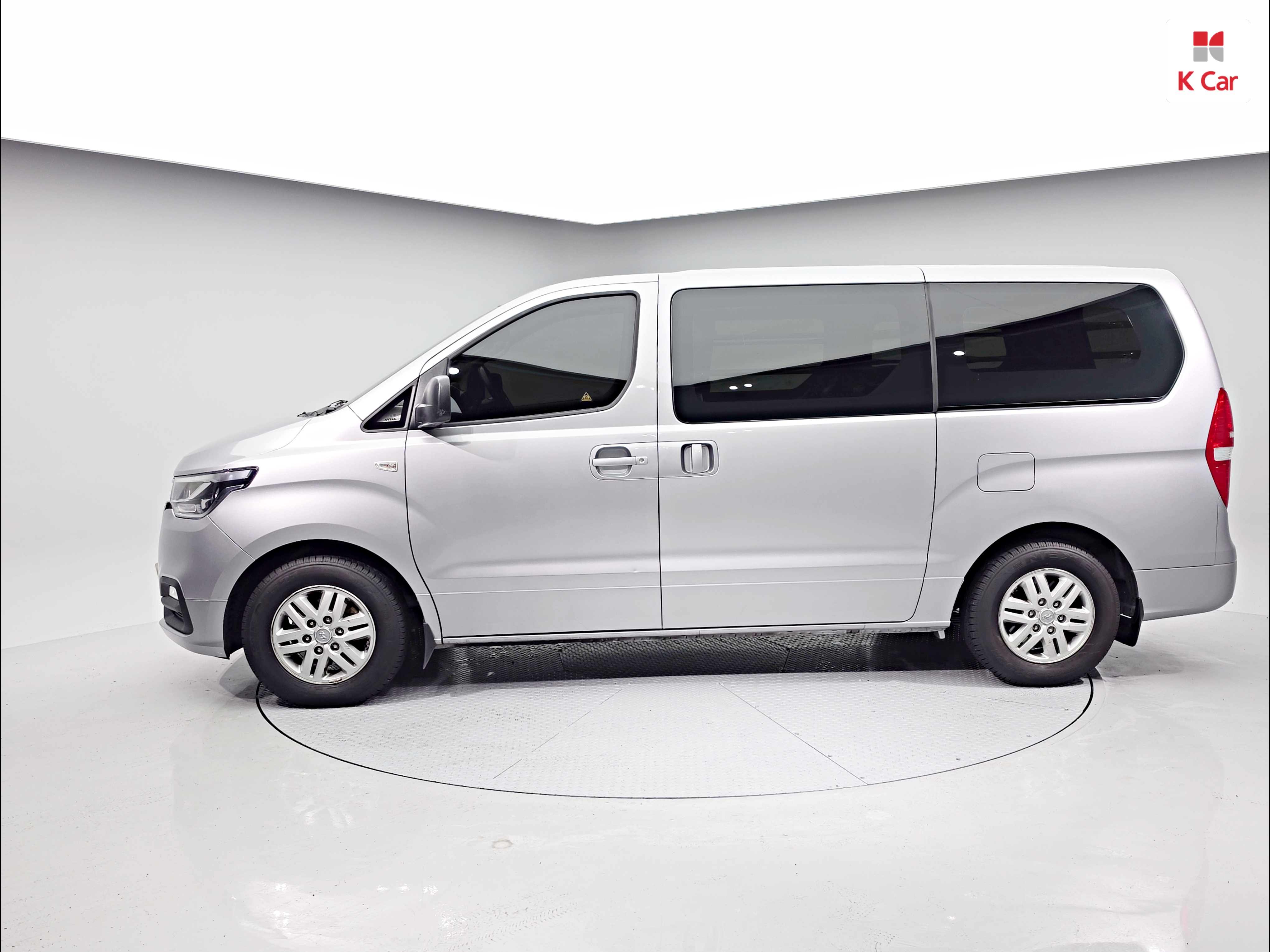 HYUNDAI The New Grand Starex 3-Seater Diesel Van