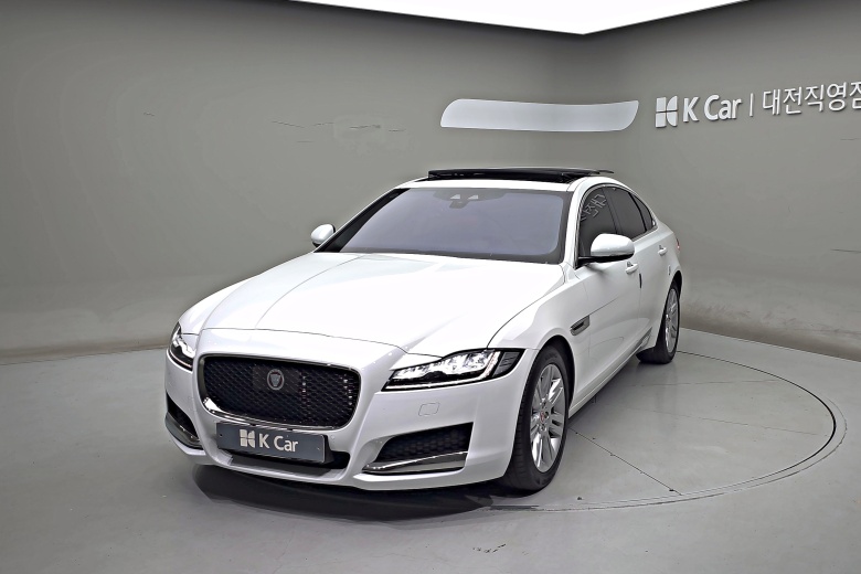 جاكوار XF